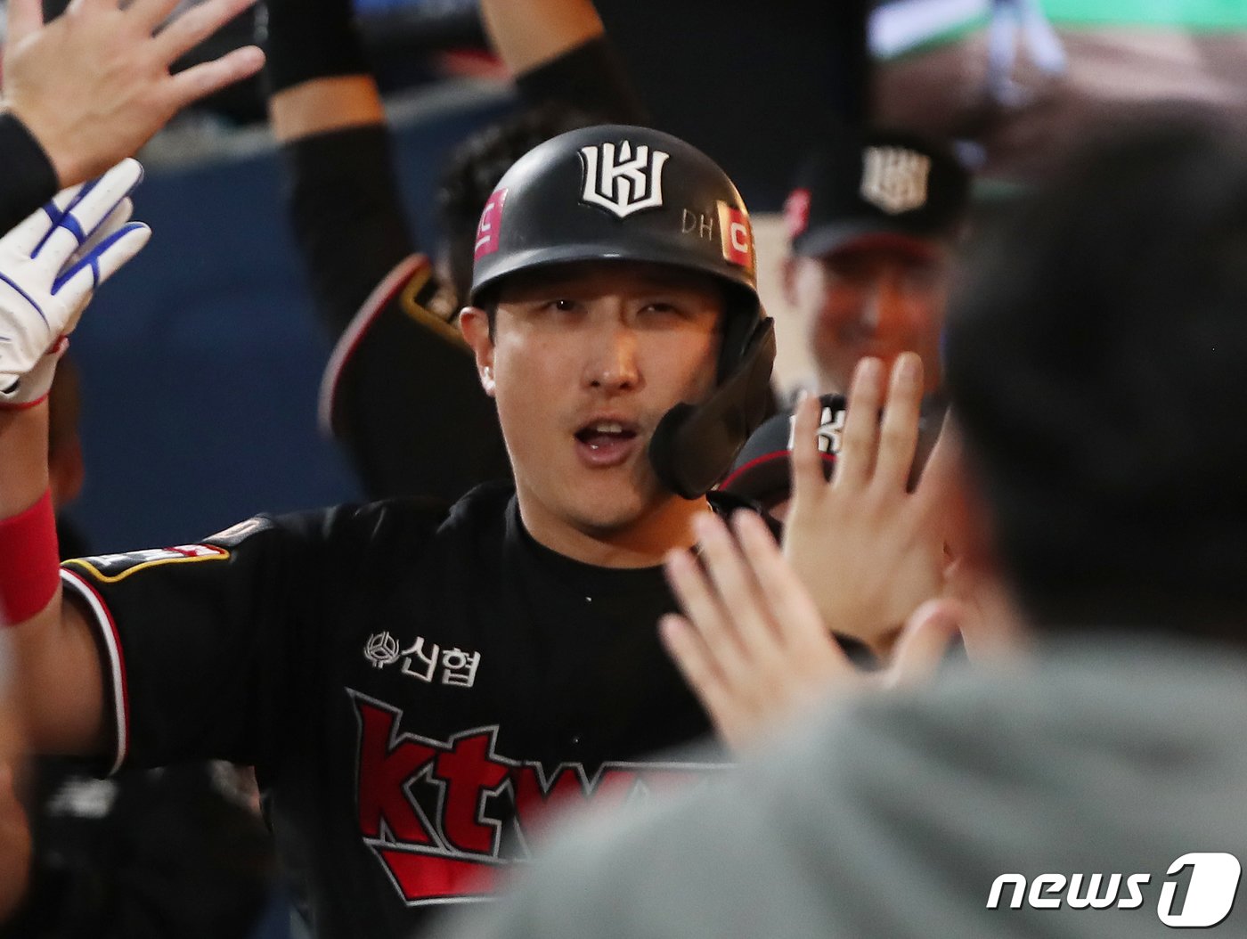 3일 오후 경남 창원시 마산회원구 창원NC파크에서 열린 프로야구 &#39;2023 신한은행 SOL KBO 포스트시즌&#39; 플레이오프 4차전 kt 위즈와 NC 다이노스의 경기 4회초 kt 황재균이 솔로 홈런을 친 후 더그아웃에서 동료들에게 축하를 받고 있다. 2023.11.3/뉴스1 ⓒ News1 윤일지 기자