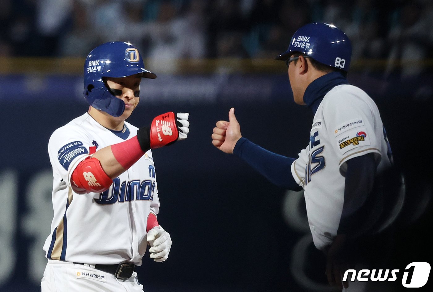 3일 오후 경남 창원시 마산회원구 양덕동 창원NC파크에서 열린 프로야구 &#39;2023 신한은행 SOL KBO 포스트시즌&#39; 플레이오프 4차전 kt 위즈와 NC 다이노스의 경기, NC 손아섭이 8회말 1사 1,2루에서 적시타를 친 뒤 윤병호 코치와 하이파이브를 하고 있다. 2023.11.3/뉴스1 ⓒ News1 김진환 기자