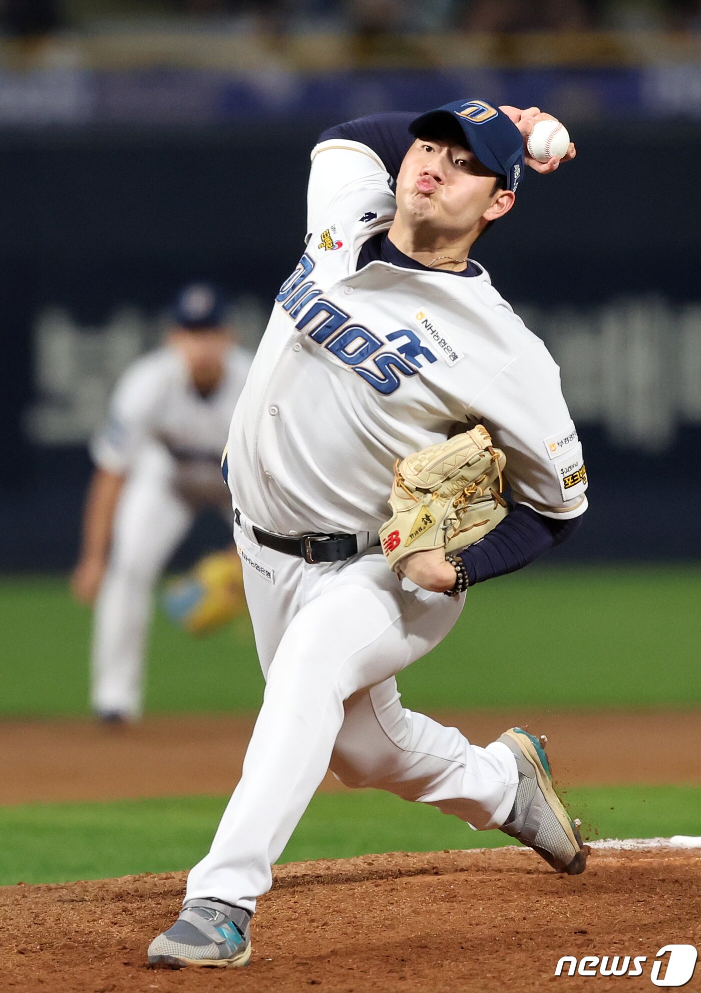 본문 이미지 - 3일 오후 경남 창원시 마산회원구 양덕동 창원NC파크에서 열린 프로야구 &#39;2023 신한은행 SOL KBO 포스트시즌&#39; 플레이오프 4차전 kt 위즈와 NC 다이노스의 경기, NC 김시훈이 9회초 등판해 힘차게 공을 던지고 있다. 2023.11.3/뉴스1 ⓒ News1 김진환 기자