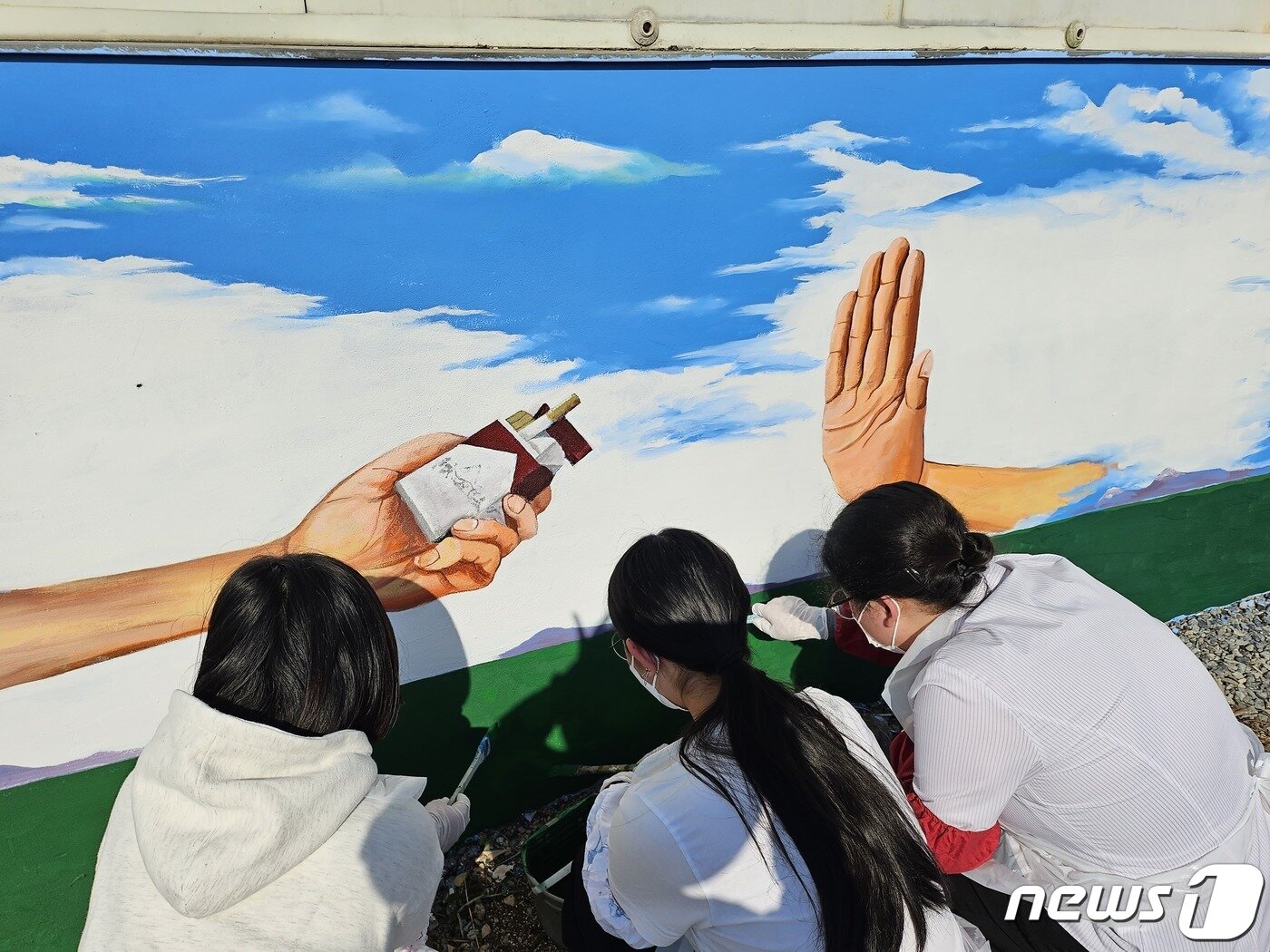 본문 이미지 - 진도교육지원청(교육장 오미선)- 진도현대미술관, 진도실고 미술동아리 학생들이 진도읍 관내 청소년 흡연민원이 높은 지역담벼락에 금연예방 벽화 작업을 하고 있다.(전남교육청 제공)/뉴스1    