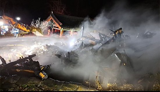 본문 이미지 - 조계종 제33·34대 총무원장을 지낸 상월결사 회주 자승 스님이 29일 오후 화재가 발생한 경기 안성 죽산면 칠장사 내 요사채에서 숨진 채 발견됐다. 사진은 이날 칠장사 화재현장. (경기도소방재난본부 제공) 2023.11.30/뉴스1