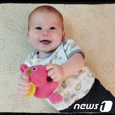 본문 이미지 - 지난달 7일 팔레스타인 무장정파 하마스의 이스라엘 기습으로 가자지구에 억류된 인질 중 최연소인 크피르 비바스(생후 10개월)의 모습. 2023.11.29. ⓒ 로이터=뉴스1 ⓒ News1 김성식 기자