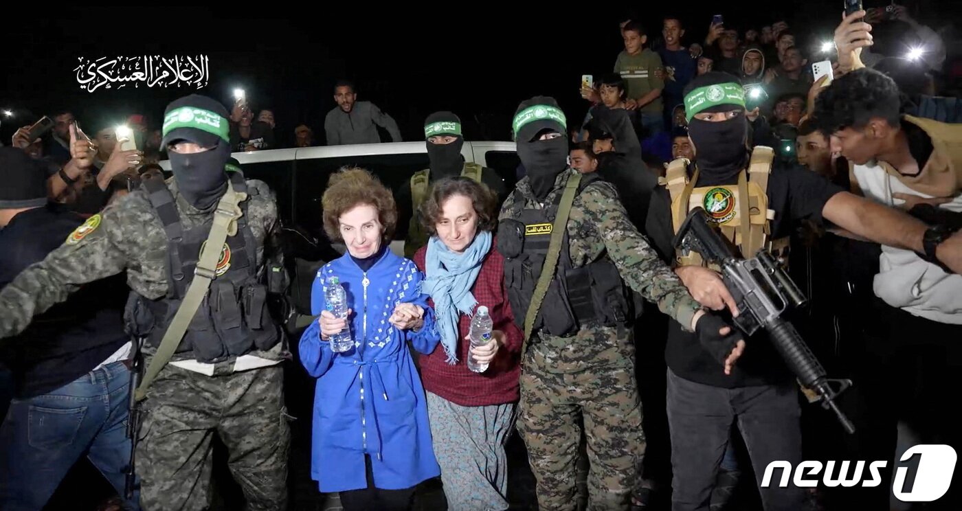 본문 이미지 - 팔레스타인 무장정파 하마스에 납치된 러시아인 인질 2명이 29일(현지시간) 국제 적십자위원회(ICRC)에 인계되는 모습이 현지 방송 카메라에 담겼다. 2023.11.29. ⓒ 로이터=뉴스1 ⓒ News1 김성식 기자