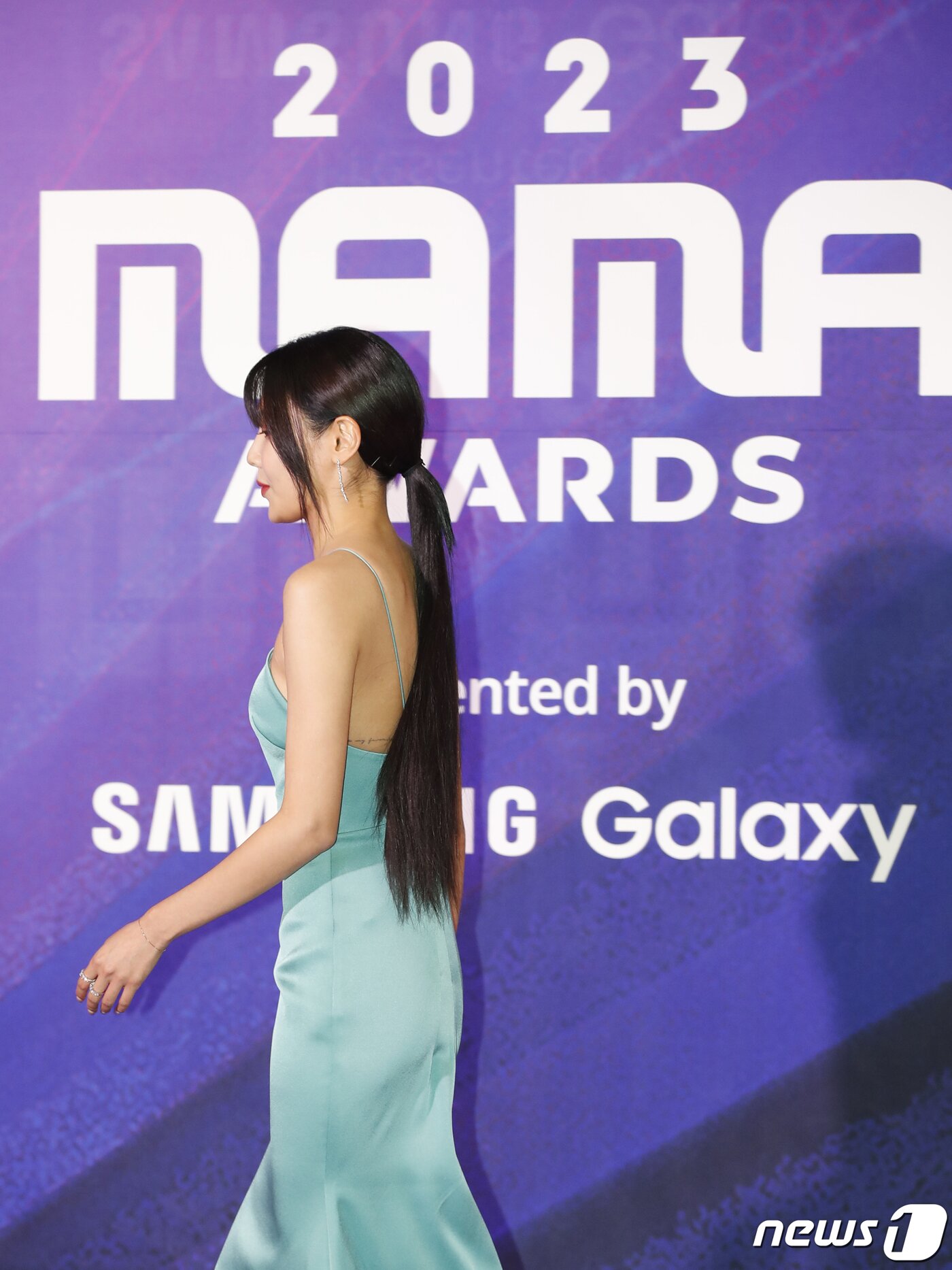 본문 이미지 - 배우 최수영이 29일 일본 도쿄돔에서 열린 ‘2023 마마 어워즈(2023 MAMA AWARDS)’에 참석하고 있다. ⓒ News1 권현진 기자