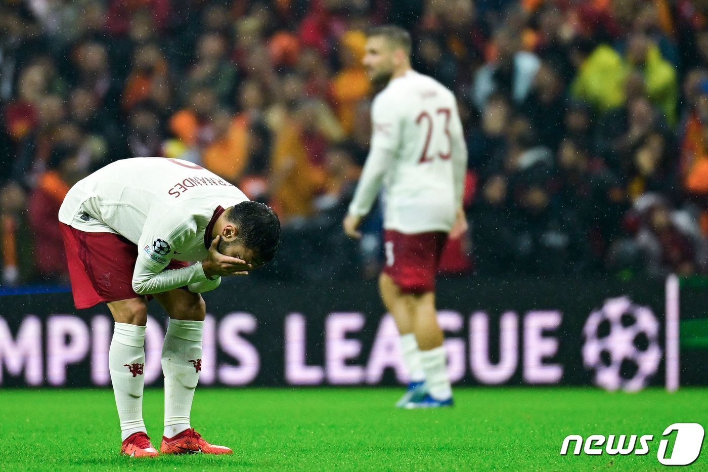 본문 이미지 - 유럽축구연맹(UEFA) 챔피언스리그 조별리그 최하위에 머문 맨체스터 유나이티드.  ⓒ AFP=뉴스1