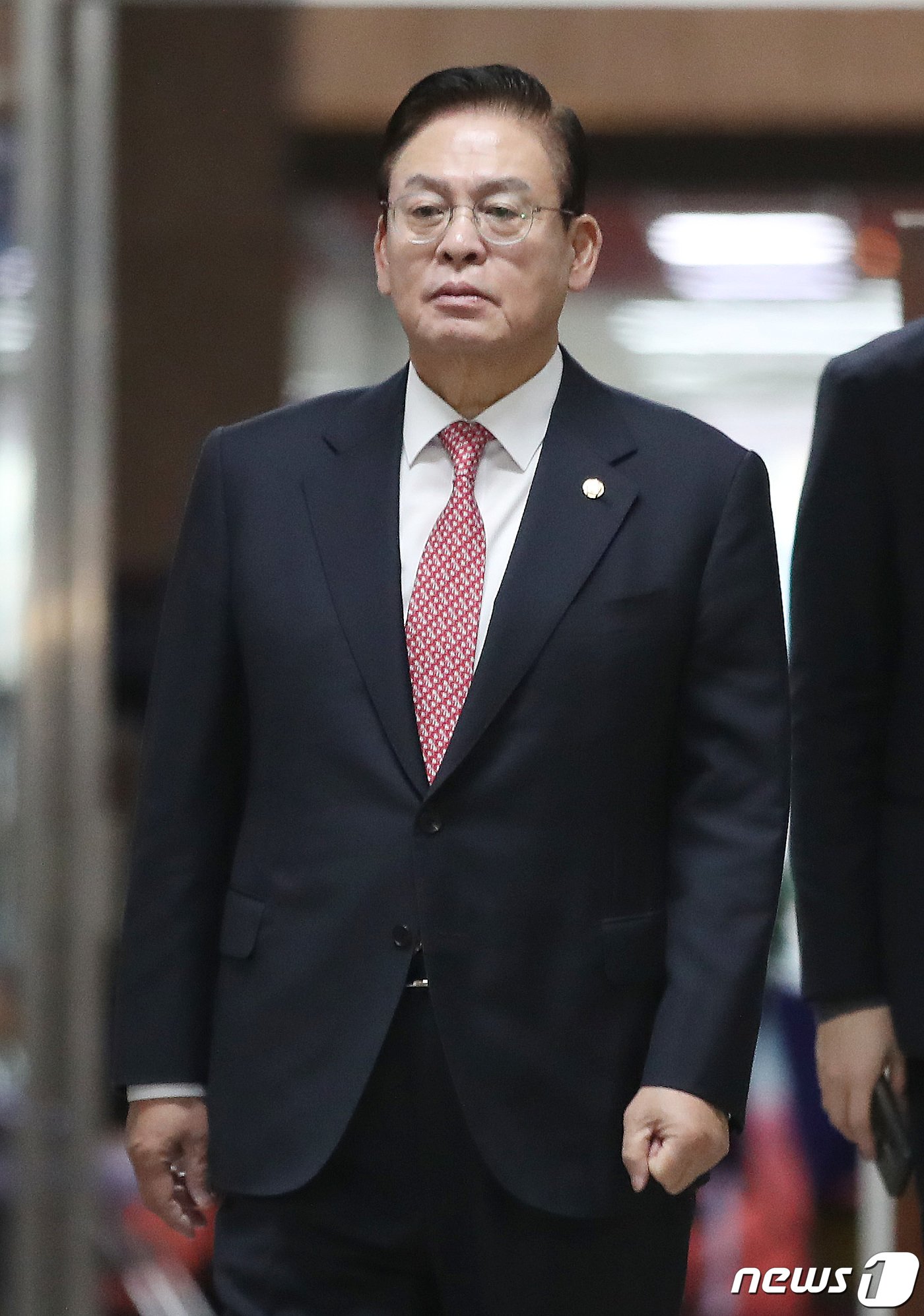 본문 이미지 - 정우택 국민의힘 의원이 30일 오전 서울 여의도 국회에서 열린 중진의원모임에 참석하기 위해 원내대표실로 향하고 있다. 2023.11.30/뉴스1 ⓒ News1 임세영 기자