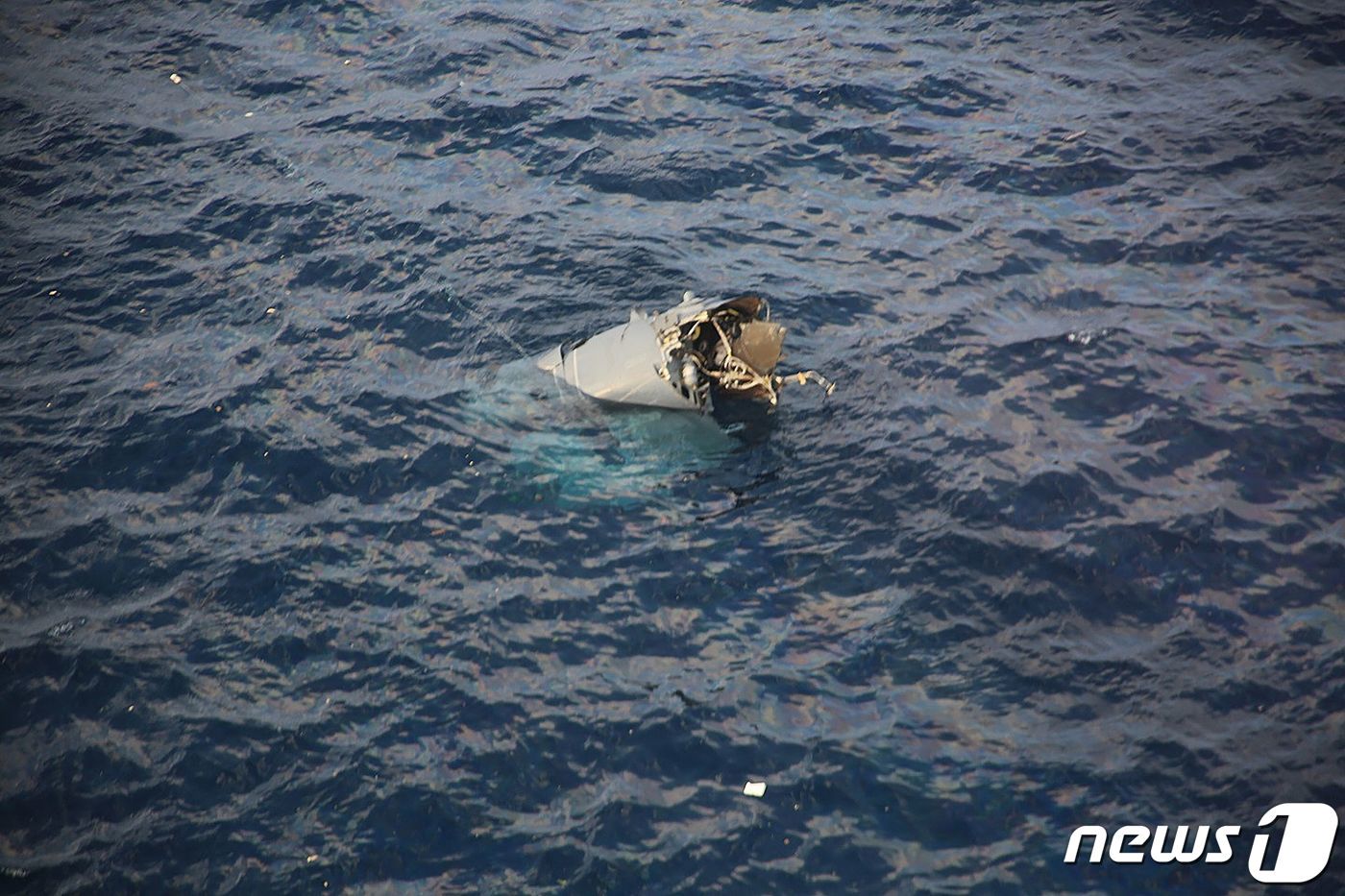 본문 이미지 - 29일 (현지시간) 미군 오스프리 수송기가 일본 가고시마현 야쿠시마 해상에 추락한 잔해가 보인다. 2023.11.30 ⓒ AFP=뉴스1 ⓒ News1 우동명 기자