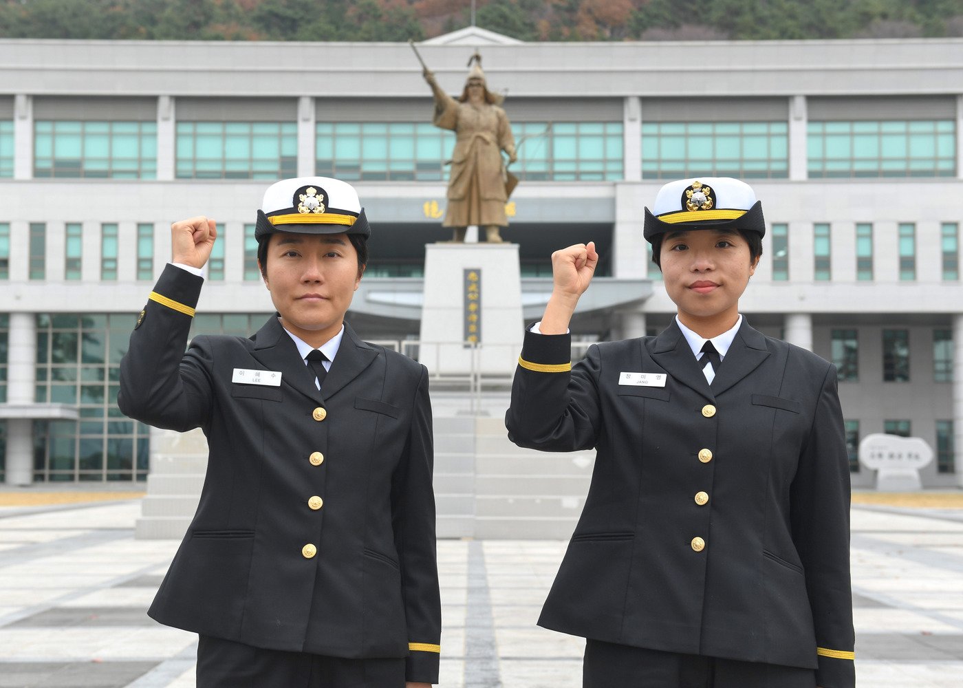 제135기 해군·해병대 사관후보생&#40;OCS&#41; 임관식 해군 군인가족 이혜수 해군 소위 장미영 해군 소위. &#40;해군 제공&#41;