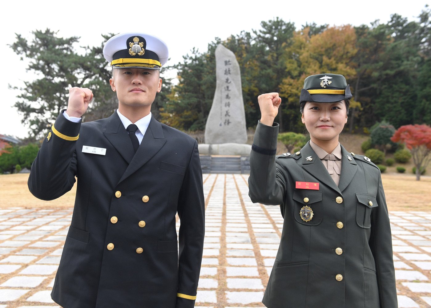 제135기 해군·해병대 사관후보생&#40;OCS&#41; 임관식 장관상 김선근 해군 소위 진다예 해병 소위. &#40;해군 제공&#41;