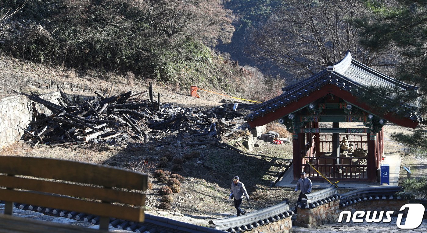 30일 오전 경기 안성시 죽산면 칠장사 요사채가 전날 발생한 화재로 불에 타 잔해들만 남아있다. 경기남부청 과학수사대는 안성경찰서, 소방, 국립과학수사연구원과 함께 이날 오전 11시부터 경기 안성시 죽산면 칠장리 소재 칠장사 화재현장에 대한 합동감식을 진행할 예정이다. 2023.11.30/뉴스1 ⓒ News1 김영운 기자