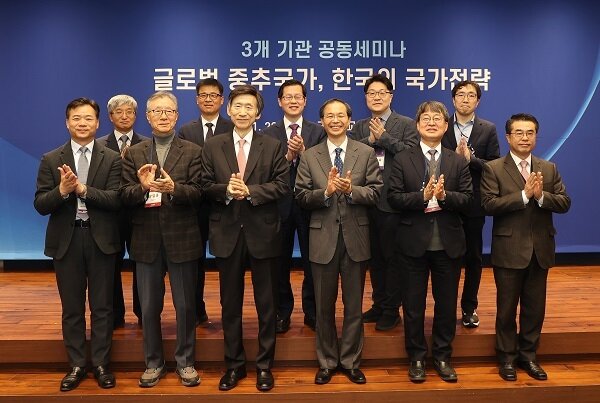 본문 이미지 - 외교안보 싱크탱크 기관과의 세미나 개회식 단체사진.  사진제공 = 제주평화연구원 
