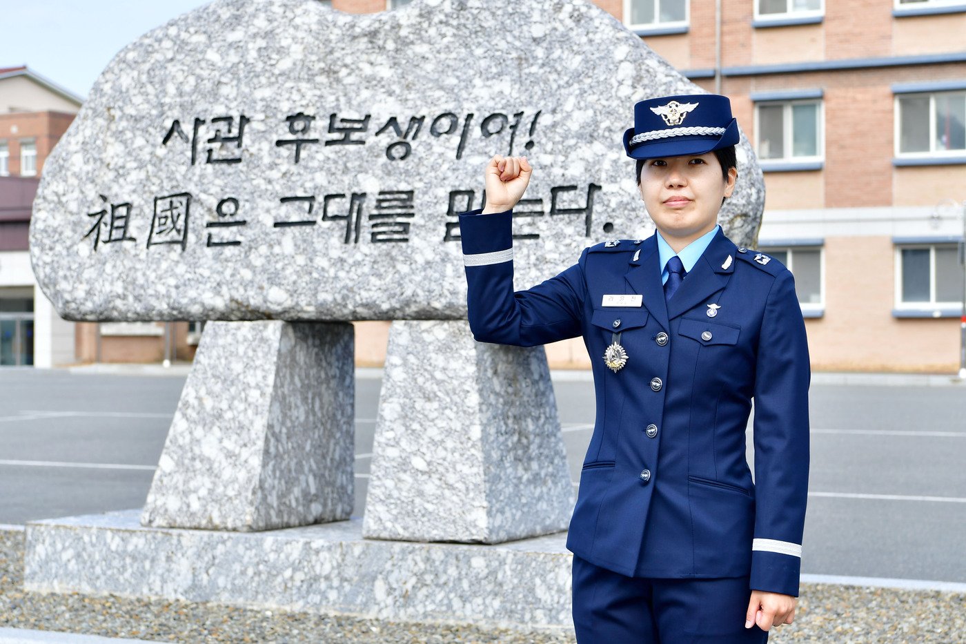 육군 중령이었던 할아버지와 아버지의 군인정신을 이어받아 공군 정예장교가 되기로 결심한 라윤진 소위.&#40;공군 제공&#41;