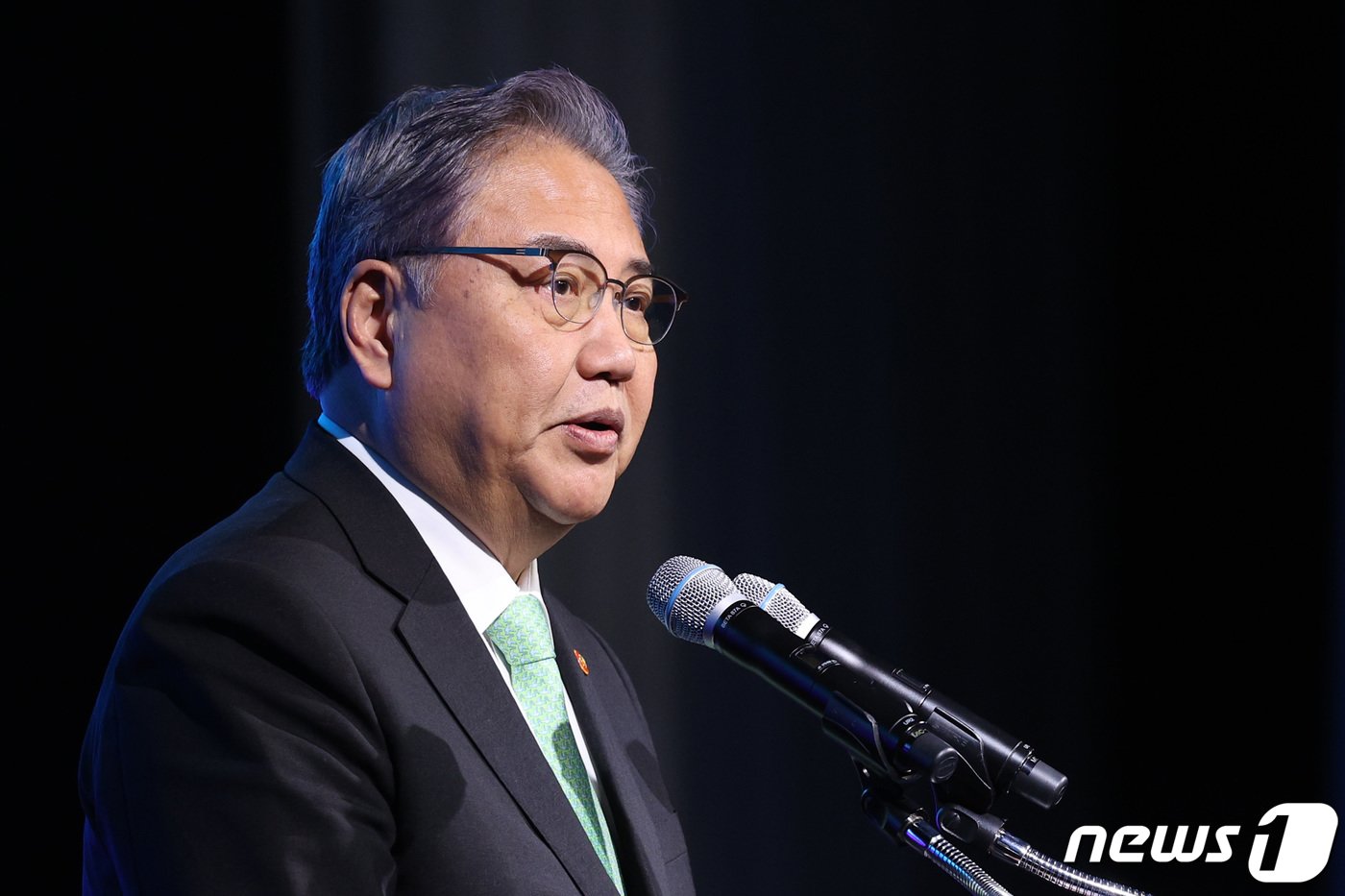 본문 이미지 - 박진 외교부 장관이 30일 오전 서울 용산구 그랜드하얏트 호텔에서 열린 제5차 여성과 함께하는 평화 국제회의에서 개회사를 하고 있다. 2023.11.30/뉴스1 ⓒ News1 신웅수 기자