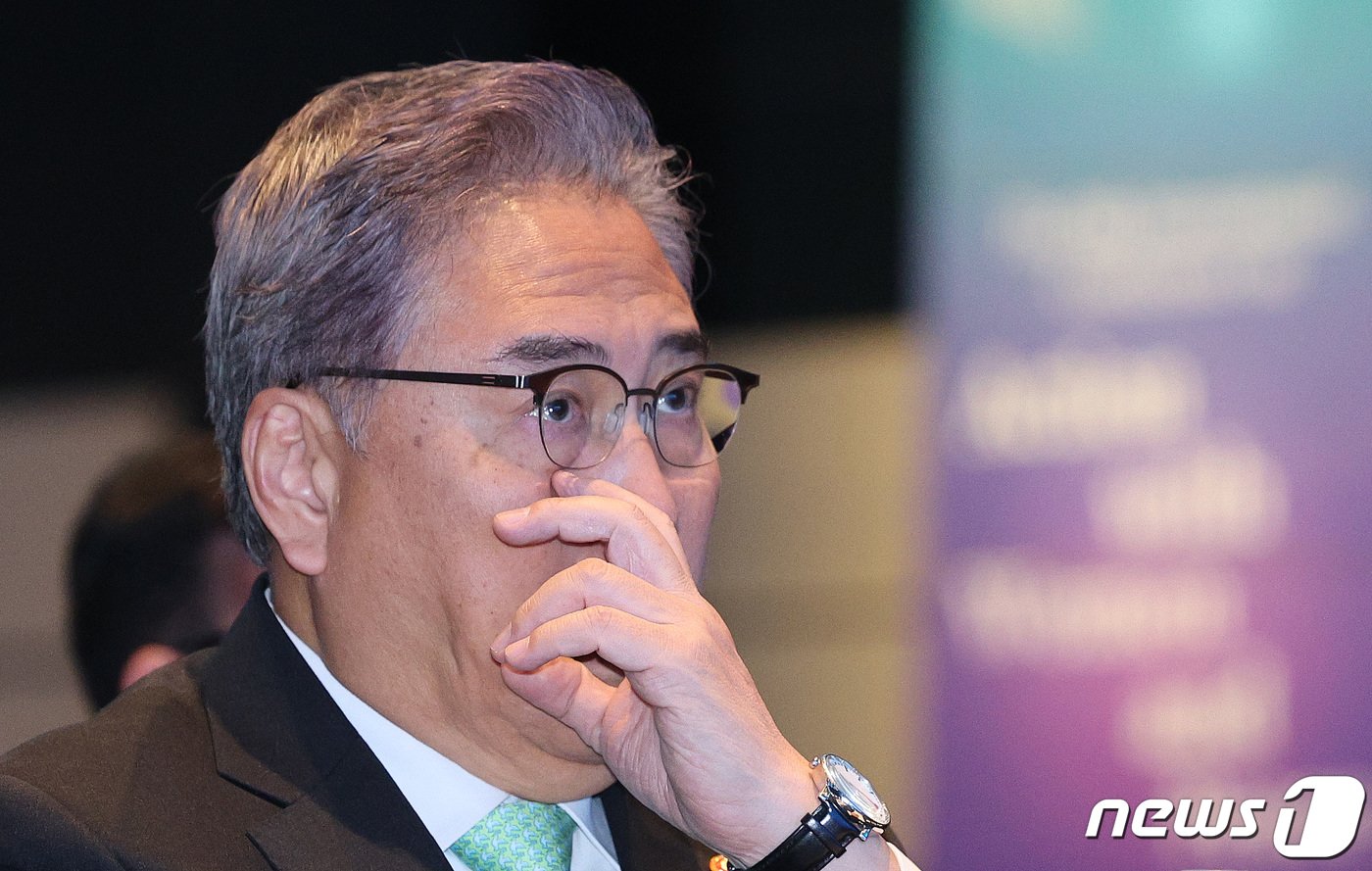 본문 이미지 - 박진 외교부 장관이 30일 오전 서울 용산구 그랜드하얏트 호텔에서 열린 제5차 여성과 함께하는 평화 국제회의에 자리하고 있다.  2023.11.30/뉴스1 ⓒ News1 신웅수 기자