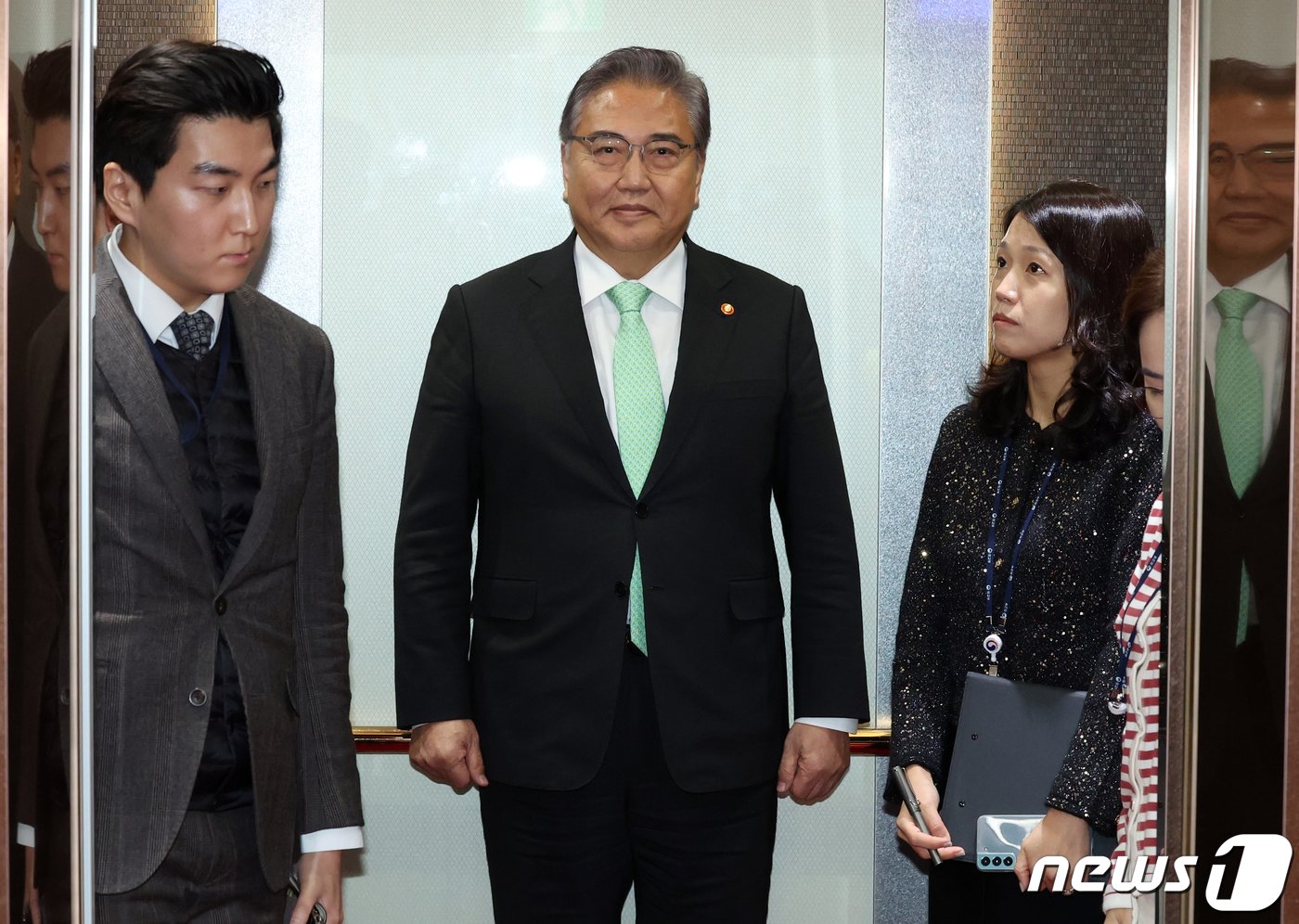 본문 이미지 - 박진 외교부 장관이 30일 오전 서울 종로구 정부서울청사 별관 외교부로 출근하고 있다. 2023.11.30/뉴스1 ⓒ News1 김명섭 기자