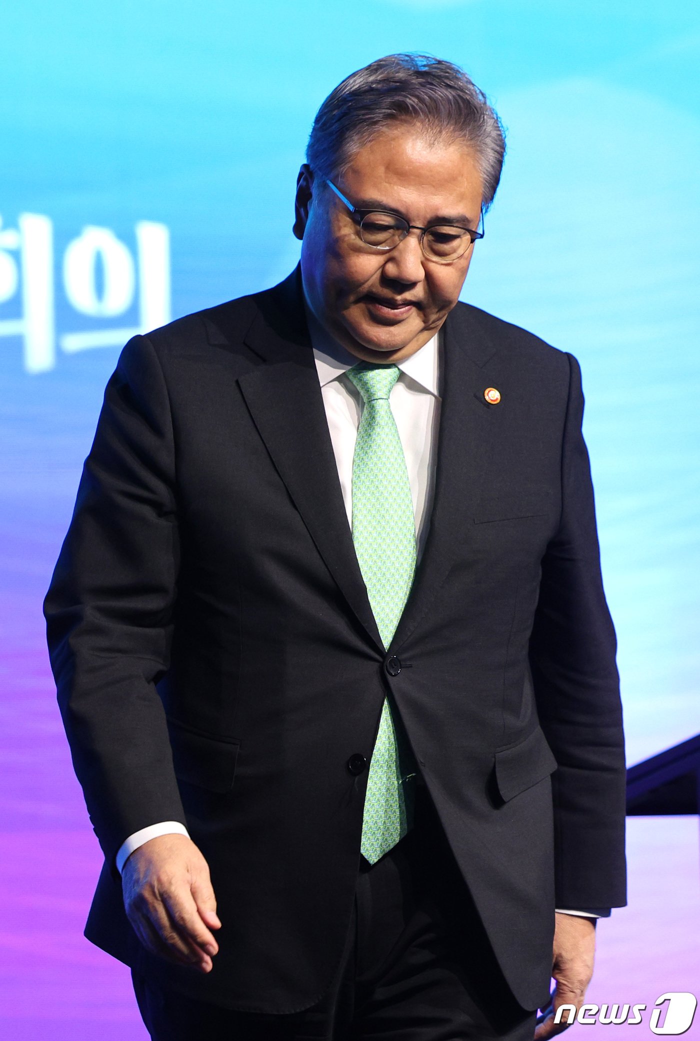 본문 이미지 - 박진 외교부 장관이 30일 오전 서울 용산구 그랜드하얏트 호텔에서 열린 제5차 여성과 함께하는 평화 국제회의에서 개회사를 마친 후 단상을 내려오고 있다.  2023.11.30/뉴스1 ⓒ News1 신웅수 기자