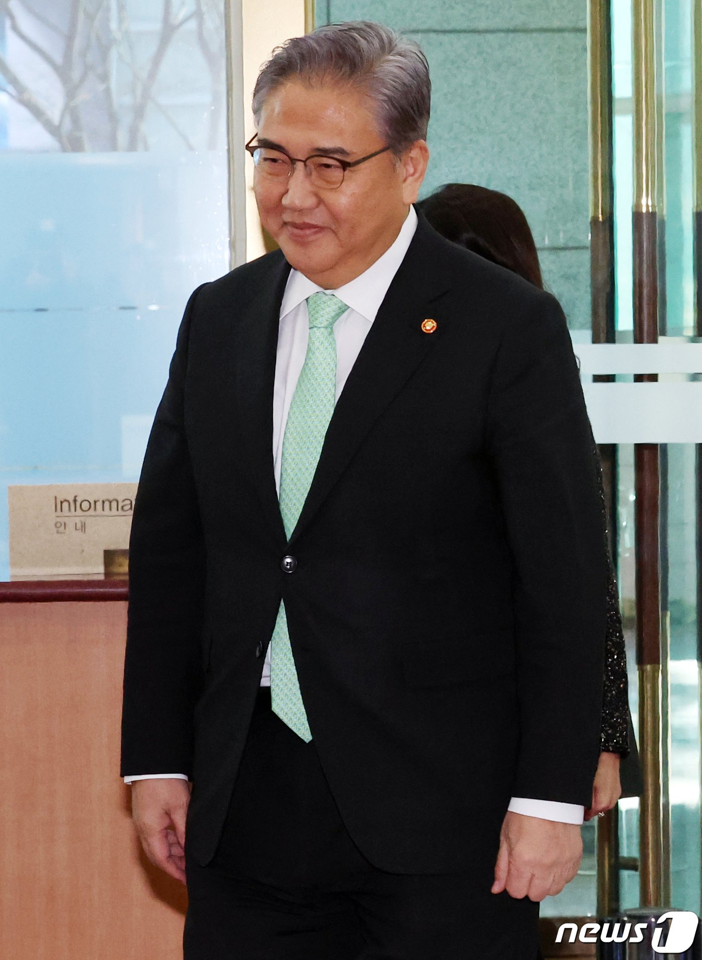 본문 이미지 - 박진 외교부 장관이 30일 오전 서울 종로구 정부서울청사 별관 외교부로 출근하고 있다. 2023.11.30/뉴스1 ⓒ News1 김명섭 기자