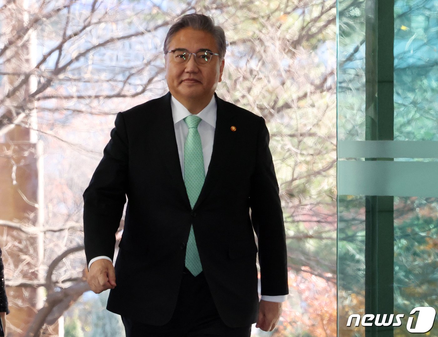 본문 이미지 - 박진 외교부 장관이 30일 오전 서울 종로구 정부서울청사 별관 외교부로 출근하고 있다. 2023.11.30/뉴스1 ⓒ News1 김명섭 기자
