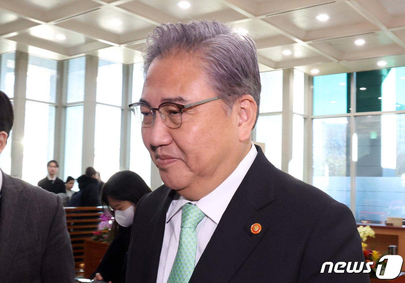 본문 이미지 - 박진 외교부 장관이 30일 오전 서울 종로구 정부서울청사 별관 외교부로 출근하고 있다. 2023.11.30/뉴스1 ⓒ News1 김명섭 기자