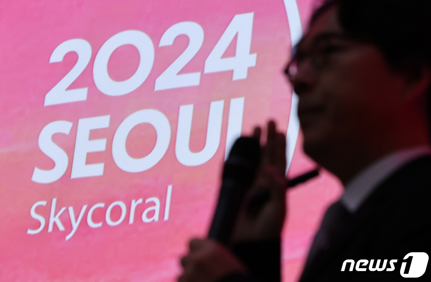 (서울=뉴스1) 이동해 기자 = 최인규 서울시 디자인정책관이 30일 오전 서울시청에서 열린 2024 서울색·서울빛 발표에서 서울색에 선정된 스카이코랄을 공개하고 있다. 2023.1 …