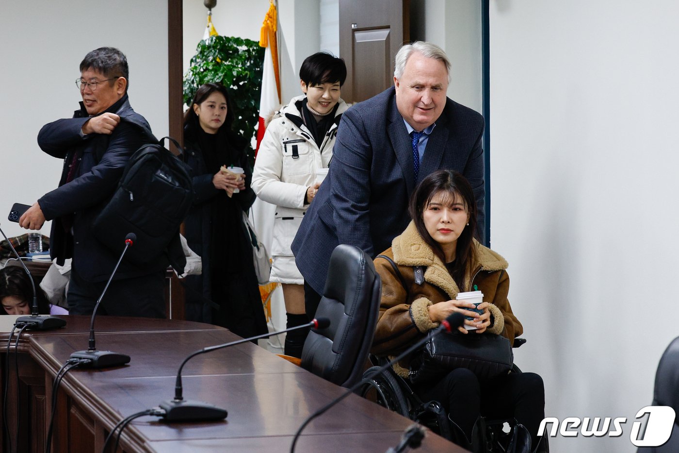 인요한 국민의힘 혁신위원장이 30일 오전 서울 여의도 당사에서 열린 혁신위원회 제11차 전체회의에서 이소희 혁신위원의 휠체어를 밀어주며 입장하고 있다. 2023.11.30/뉴스1 ⓒ News1 안은나 기자