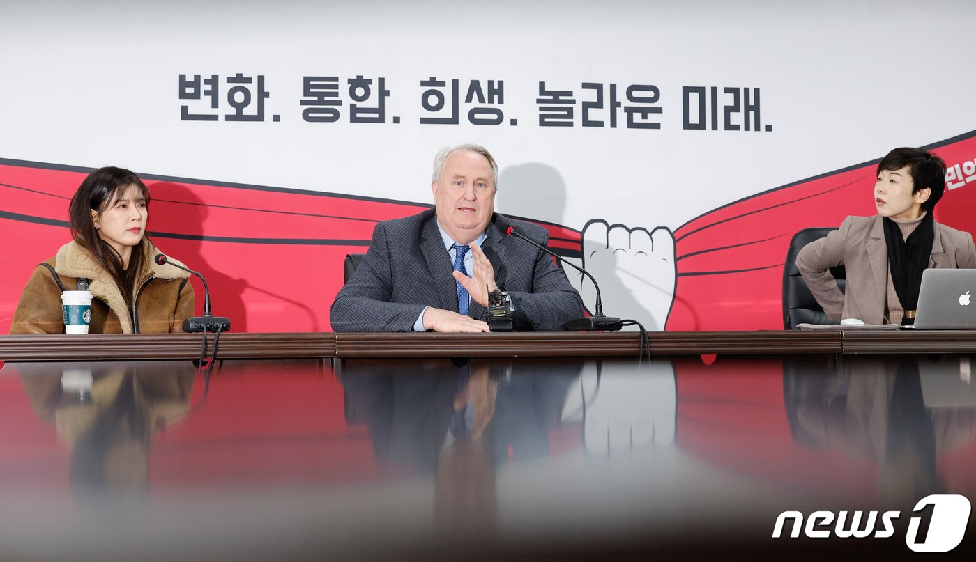 본문 이미지 - 인요한 국민의힘 혁신위원장이 30일 오전 서울 여의도 당사에서 열린 혁신위원회 제11차 전체회의에서 발언하고 있다. 2023.11.30/뉴스1 ⓒ News1 안은나 기자