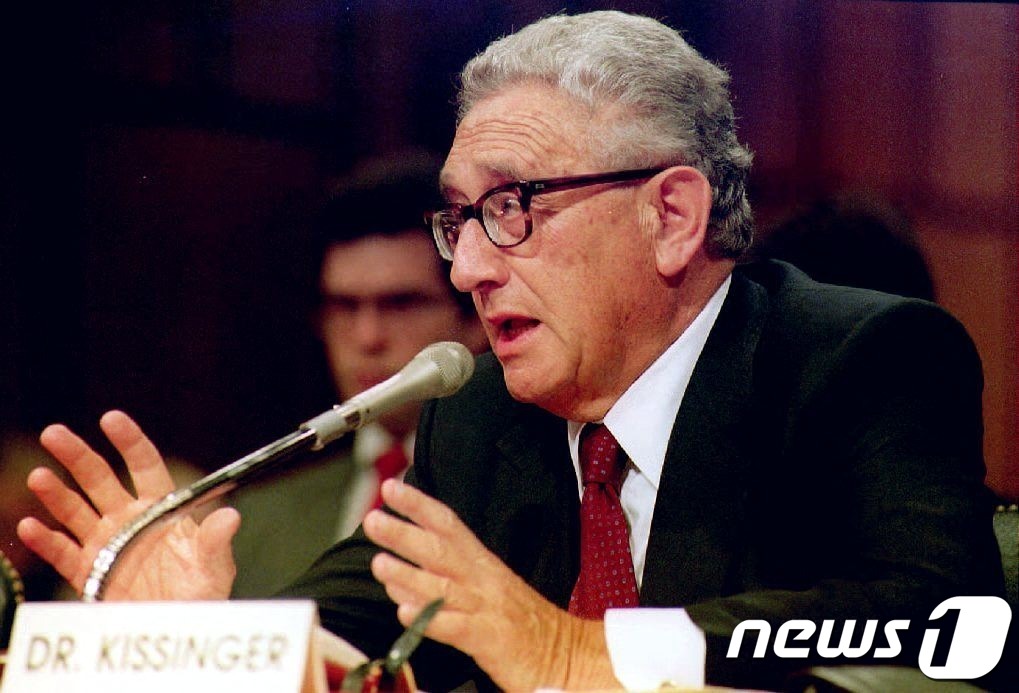 (워싱턴 AFP=뉴스1) 우동명 기자 = 헨리 키신저 전 미국 국무장관이 1992년 9월 22일 워싱턴 의사당의 상원에 출석해 발언을 하고 있다. '미국 외교계 거목' 인 키신저 …