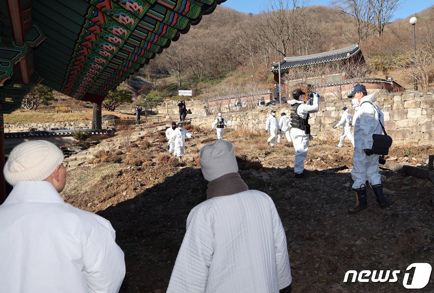 본문 이미지 - 30일 오전 경기 안성시 죽산면 칠장사 요사채 화재현장에서 경찰 및 소방 관계자들이 합동감식을 진행하고 있다. (공동취재) 2023.11.30/뉴스1 ⓒ News1 김영운 기자