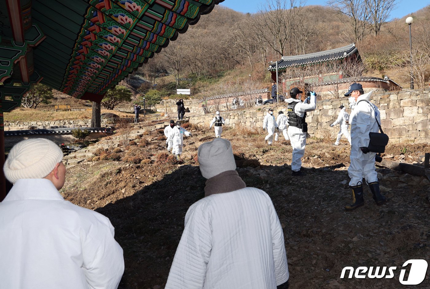 30일 오전 경기 안성시 죽산면 칠장사 요사채 화재현장에서 경찰 및 소방 관계자들이 합동감식을 진행하고 있다. &#40;공동취재&#41; 2023.11.30/뉴스1 ⓒ News1 김영운 기자