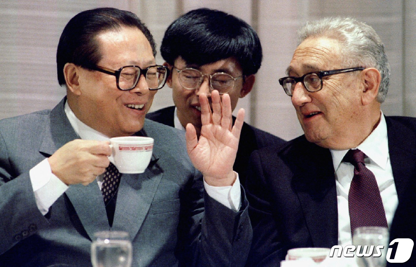 본문 이미지 - 1995년 10월 23일 뉴욕에서 열린 한 기업 행사에서 헨리 키신저 전 미국 국무장관과 장쩌민 당시 중국 국가 주석이 대화를 하고 있다. ⓒ 로이터=뉴스1 ⓒ News1 최종일 기자