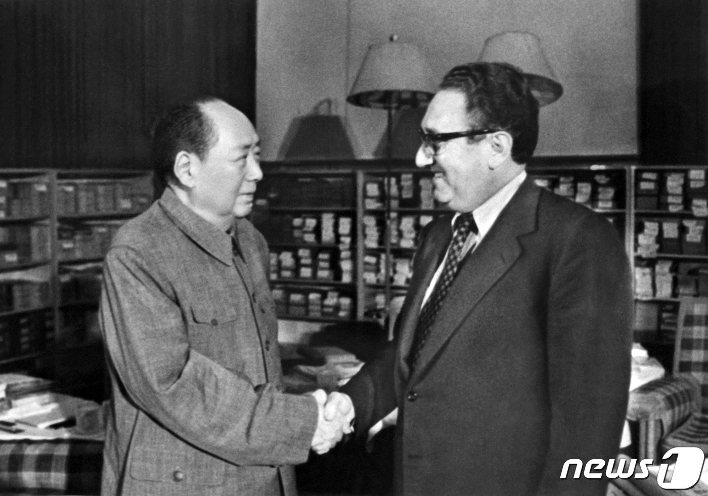 키신저가 1973년 11월 24일 베이징을 방문해 마오쩌둥 중국 주석과 악수하고 있다. ⓒ AFP=뉴스1 ⓒ News1 우동명 기자