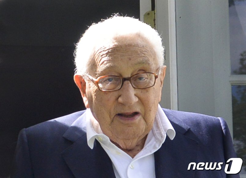 본문 이미지 - 헨리 키신저 전 미국 국무장관이 별세했다. 향년 100세. 미국 워싱턴포스트(WP) 등에 따르면 키신저 전 장관의 외교 컨설팅사인 키신저 어소시에이츠는 29일(현지시간) 성명을 통해 키신저 전 장관이 미국 코네티컷 자택에서 별세했다고 발표했다.사인은 알려지지 않았다. 사진은 2014년8월28일(현지시간) 미국 자택에서 정몽주 전 의원과 북핵 등 한반도 문제와 동북아 평화 등에 환담을 가진 후 기념촬영하는 모습. 2023.11.30/뉴스1