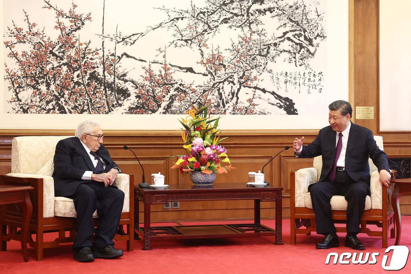 본문 이미지 - 헨리 키신저 전 미국 국무장관이 지난 6월 20일 베이징을 방문해 시진핑 중국 주석과 만나고 있다. '미국 외교계 거목' 인 키신저 전 장관은 29일 (현지시간) 코네티컷 자택에서 100세를 일기로 별세했다. 2023.11.30 ⓒ AFP=뉴스1 ⓒ News1 우동명 기자
