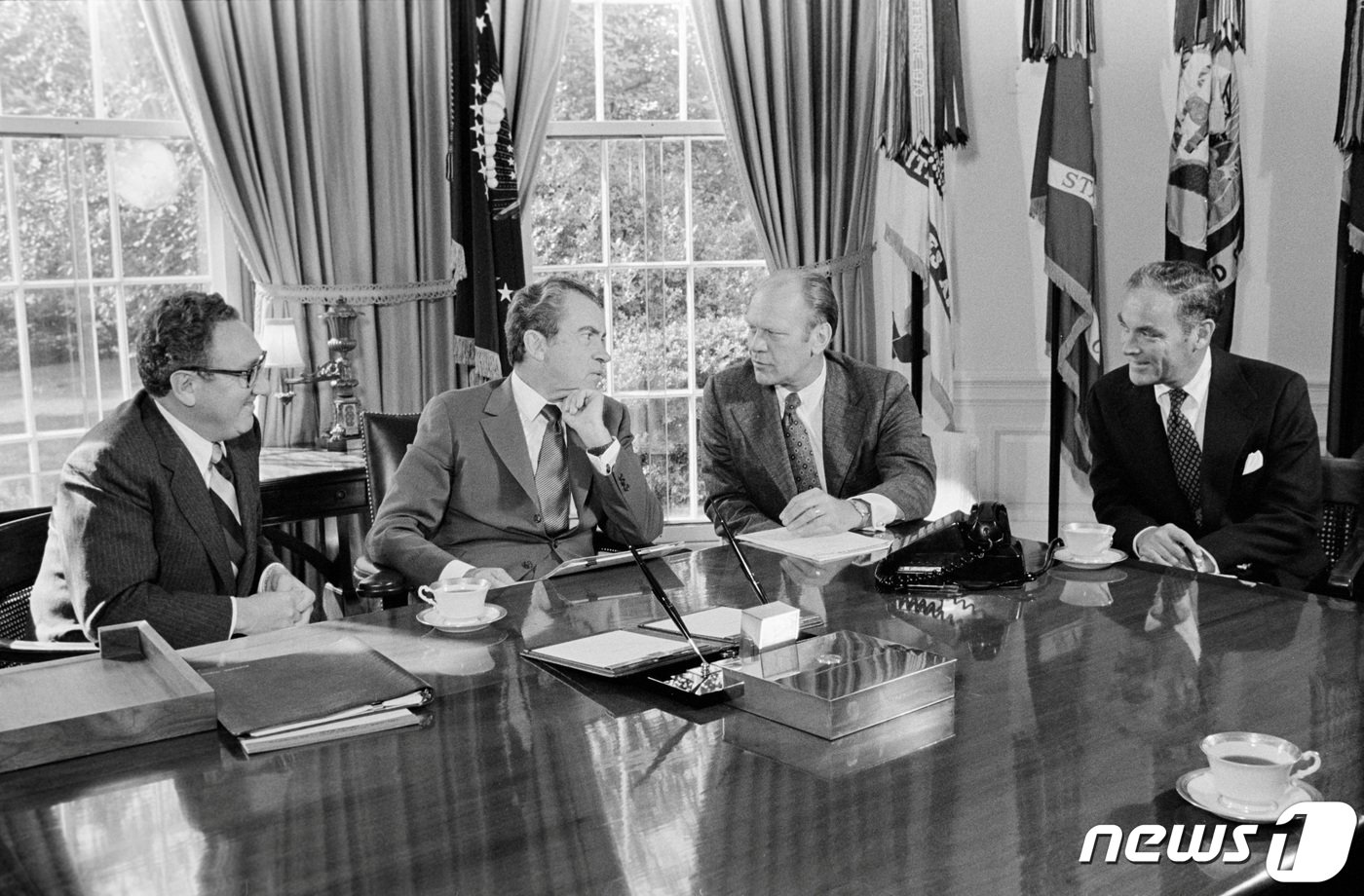 본문 이미지 - 1973년 10월13일 미국 워싱턴DC의 백악관 대통령 집무실의 모습. (왼쪽부터) 헨리 키신저 미국 전 국무장관, 리처드 닉슨 미국 전 대통령, 제럴드 포드 당시 부통령 지명자, 알렉산더 헤이그 비서실장. 1973.10.13 ⓒ 로이터=뉴스1 ⓒ News1 정지윤 기자