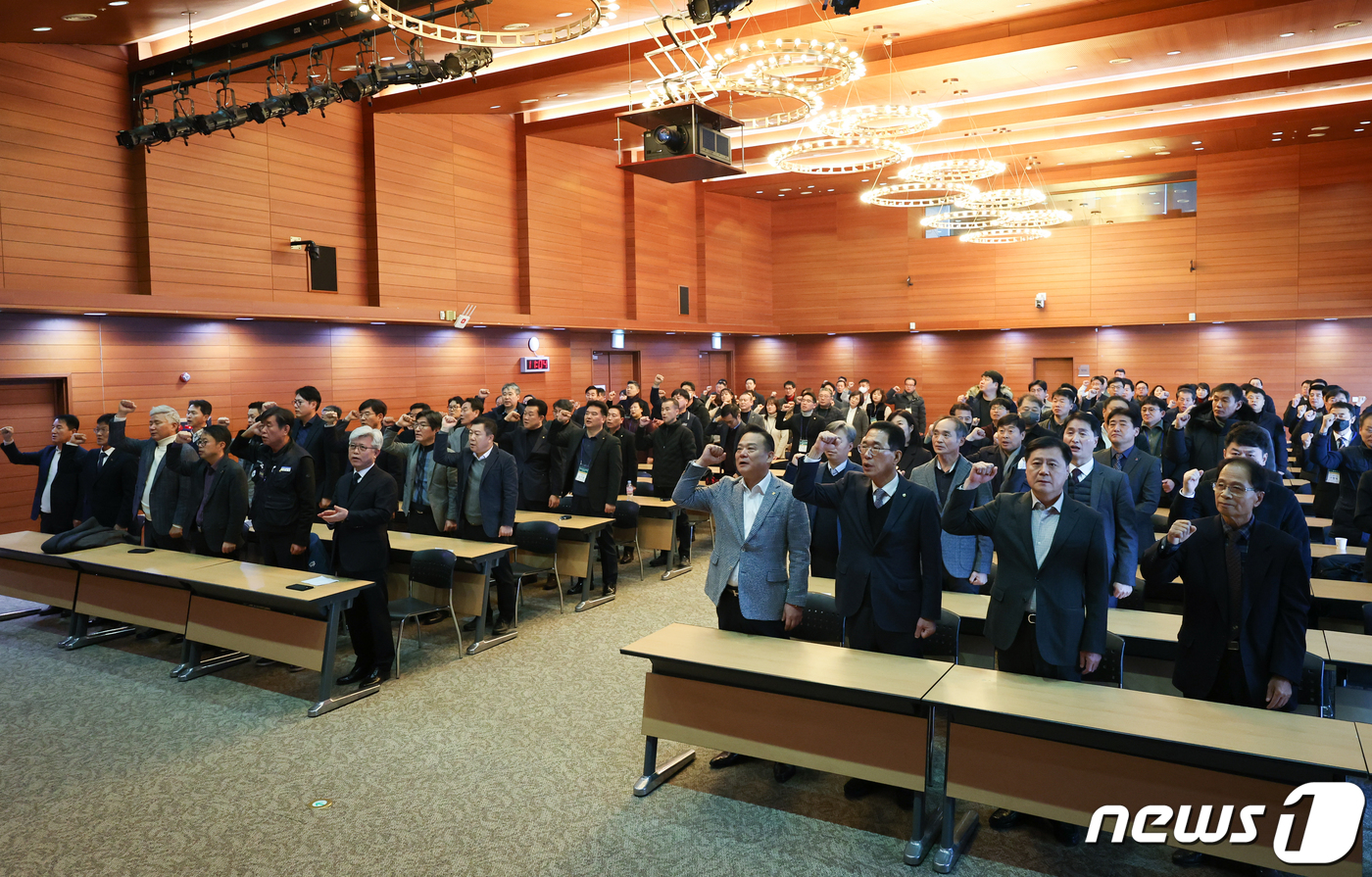 (서울=뉴스1) 허경 기자 = 이동호 우정노조 위원장이 30일 서울 중구 중앙우체국에서 열린 전국우정사업노동조합연맹 출범식에서 참석자들과 함께 임을 위한 행진곡을 제창하고 있다. …