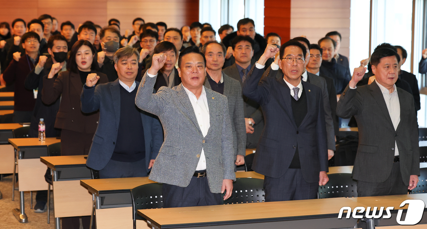 (서울=뉴스1) 허경 기자 = 이동호 우정노조 위원장이 30일 서울 중구 중앙우체국에서 열린 전국우정사업노동조합연맹 출범식에서 참석자들과 함께 임을 위한 행진곡을 제창하고 있다. …