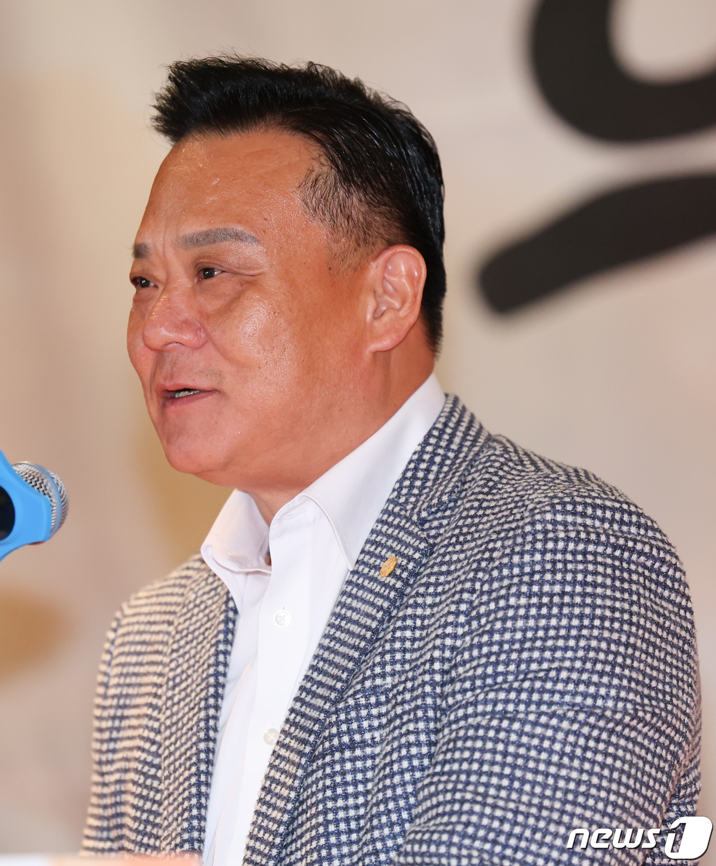 (서울=뉴스1) 허경 기자 = 이동호 우정노조 위원장이 30일 서울 중구 중앙우체국에서 열린 전국우정사업노동조합연맹 출범식에서 출범사를 하고 있다. 2023.11.30/뉴스1