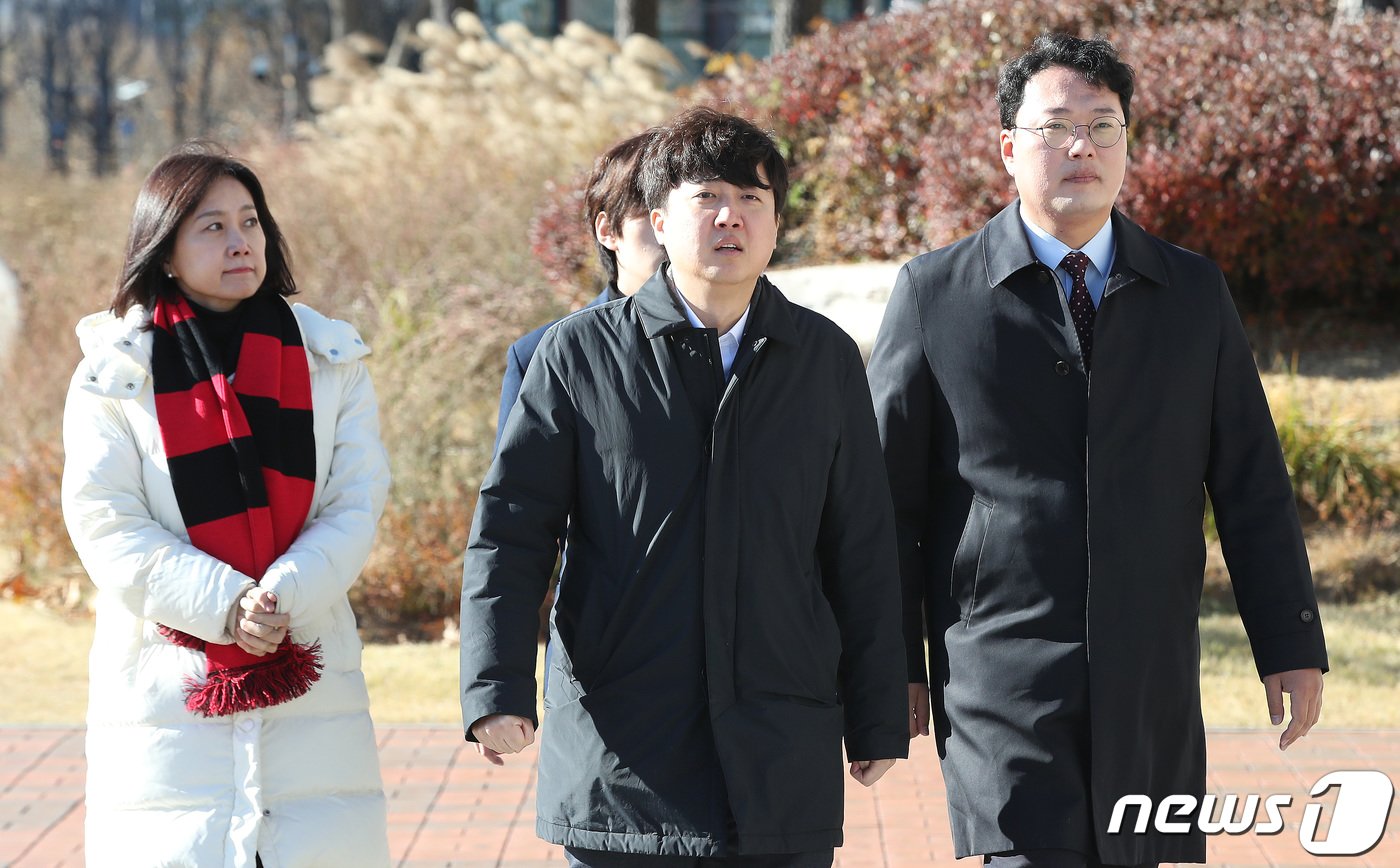 본문 이미지 - 이준석 전 국민의힘 대표가 30일 오전 서울 여의도 국회 본관 앞에서 열린 해병대 채상병 특검법 연내 처리 촉구 기자회견에 참석하고 있다. 2023.11.30/뉴스1 ⓒ News1 임세영 기자