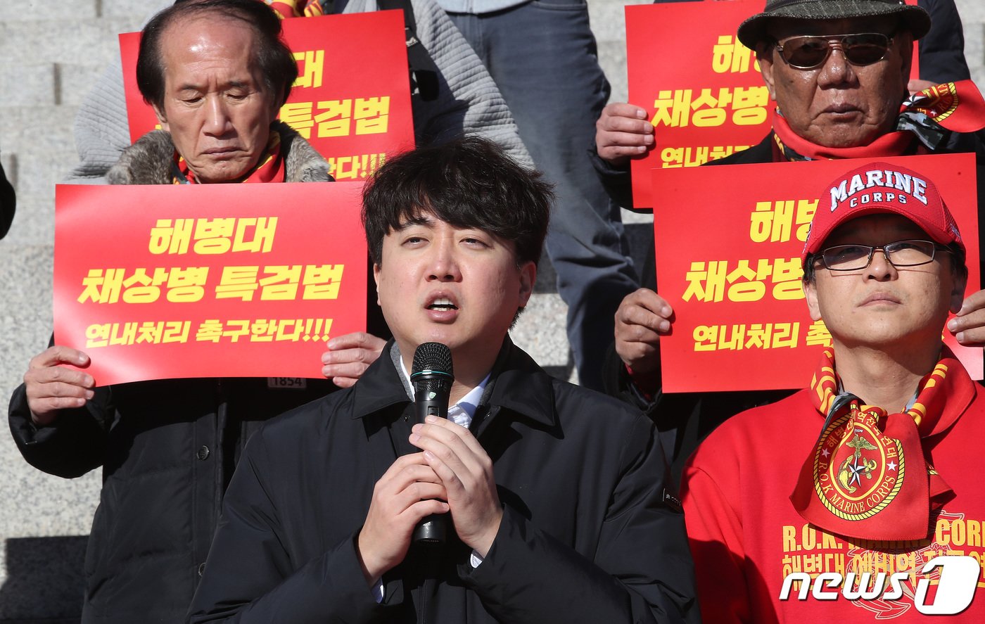 이준석 전 국민의힘 대표가 30일 오전 서울 여의도 국회 본관 앞에서 열린 해병대 채상병 특검법 연내 처리 촉구 기자회견에서 발언을 하고 있다. 2023.11.30/뉴스1 ⓒ News1 임세영 기자