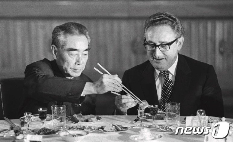 본문 이미지 - 1971년 중국을 방문, 저우언라이 중국 총리와 만찬을 하고 있는 키신저 - 바이두 갈무리