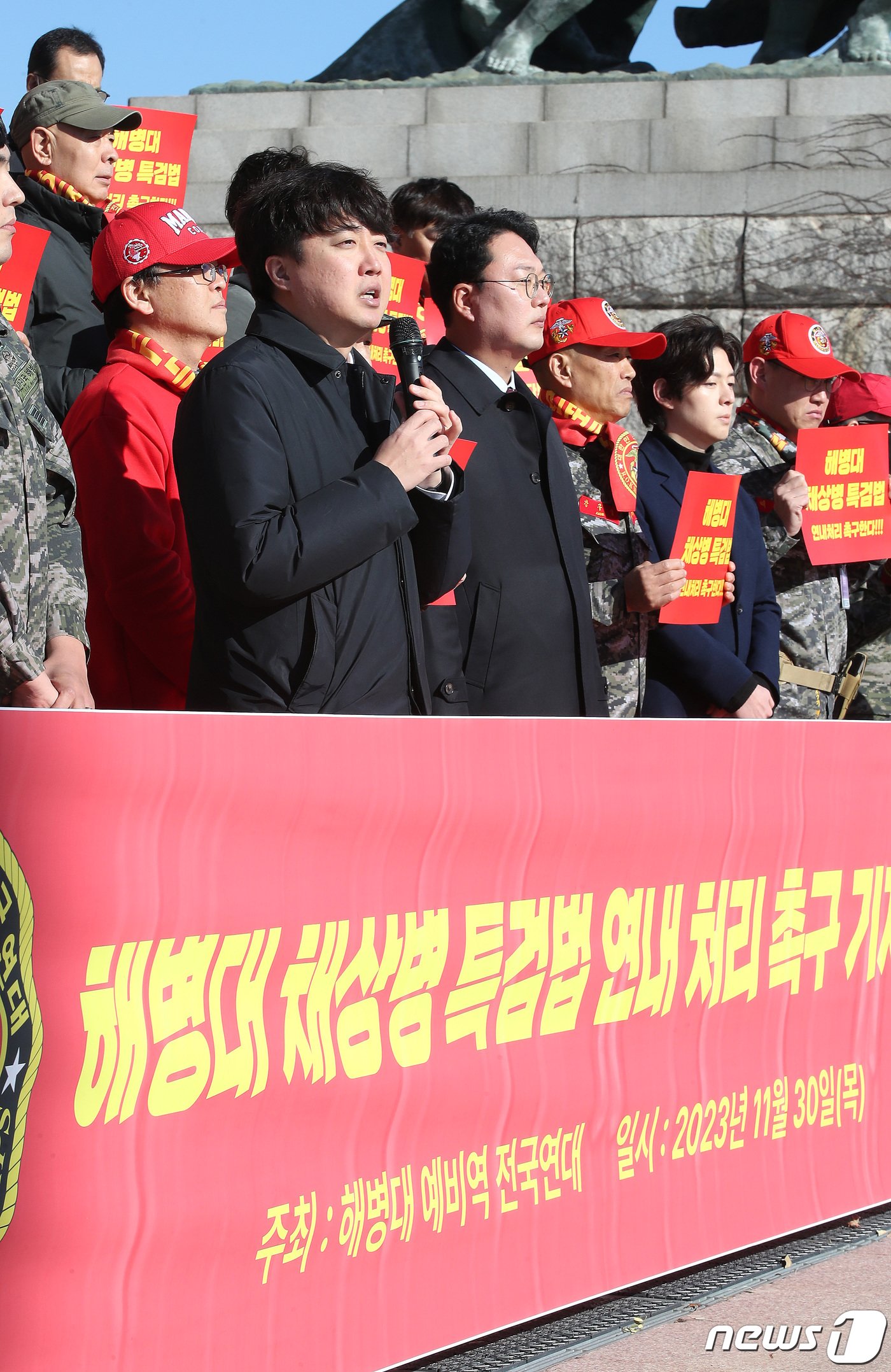 이준석 전 국민의힘 대표가 30일 오전 서울 여의도 국회 본관 앞에서 열린 해병대 채상병 특검법 연내 처리 촉구 기자회견에서 발언을 하고 있다. 2023.11.30/뉴스1 ⓒ News1 임세영 기자