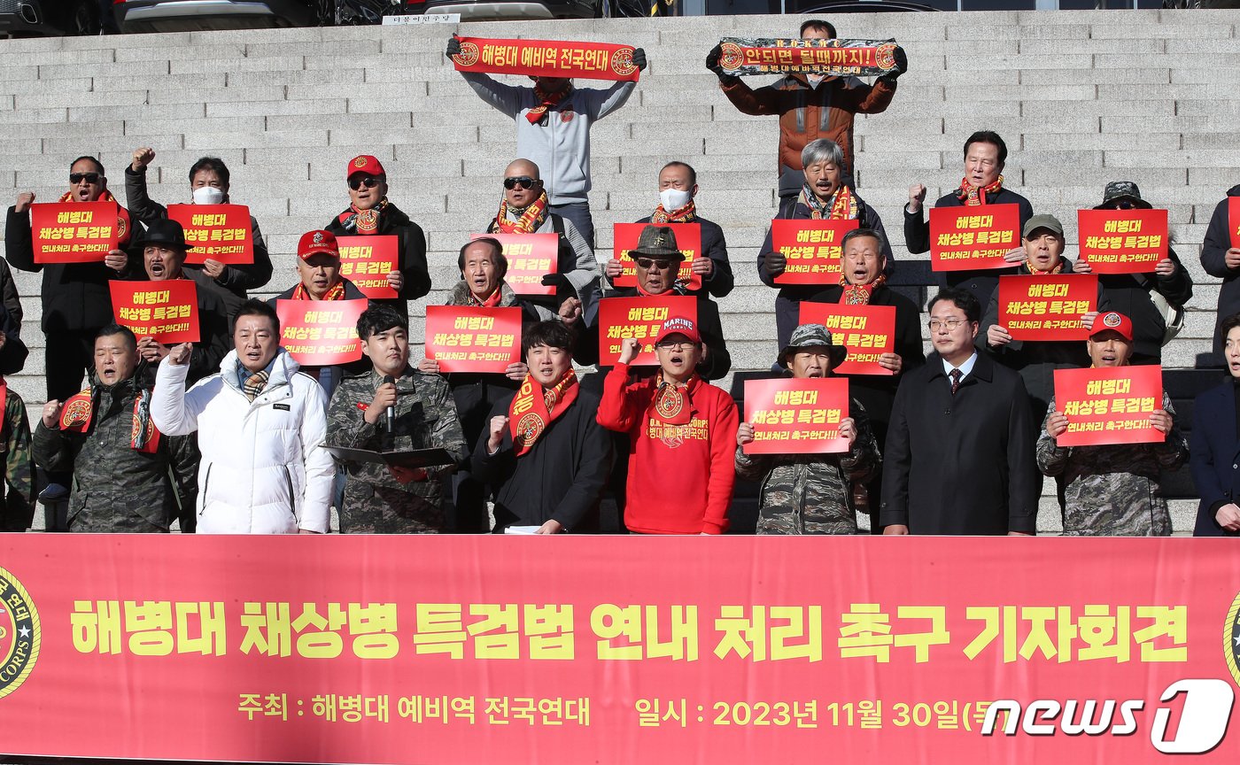 이준석 전 국민의힘 대표가 30일 오전 서울 여의도 국회 본관 앞에서 열린 해병대 채상병 특검법 연내 처리 촉구 기자회견에서 구호를 외치고 있다. 2023.11.30/뉴스1 ⓒ News1 임세영 기자