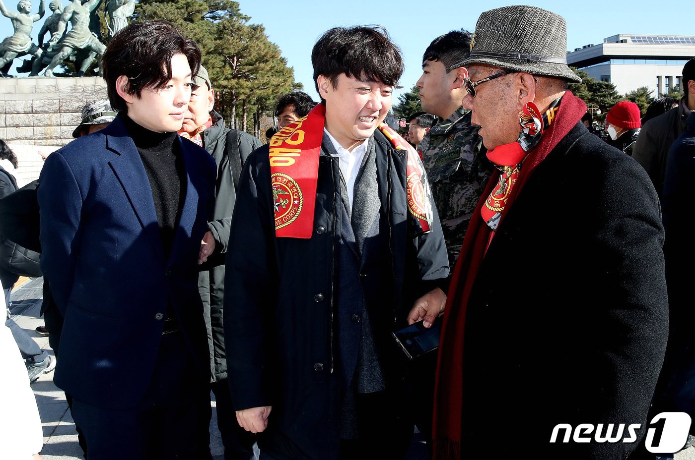 이준석 전 국민의힘 대표가 30일 오전 서울 여의도 국회 본관 앞에서 열린 해병대 채상병 특검법 연내 처리 촉구 기자회견에서 참석자들과 인사를 나누고 있다. 2023.11.30/뉴스1 ⓒ News1 임세영 기자