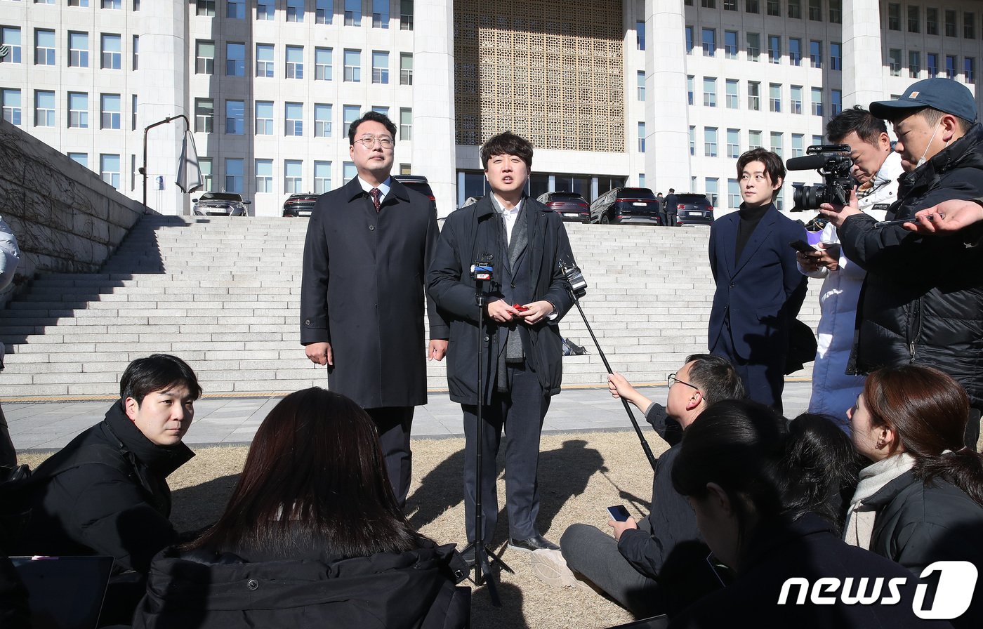 이준석 전 국민의힘 대표가 30일 오전 서울 여의도 국회 본관 앞에서 열린 해병대 채상병 특검법 연내 처리 촉구 기자회견을 마치고 취재진의 질문에 답하고 있다. 2023.11.30/뉴스1 ⓒ News1 임세영 기자