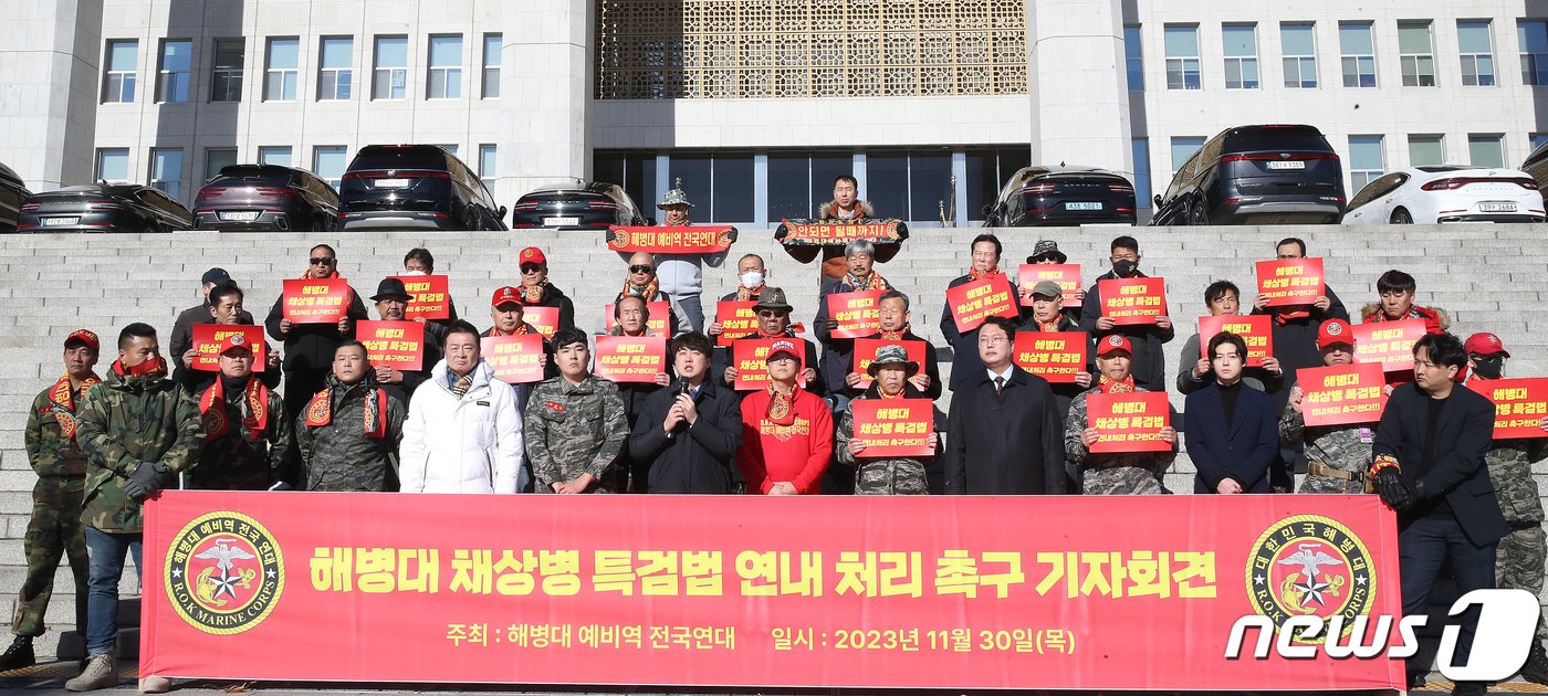 이준석 전 국민의힘 대표가 30일 오전 서울 여의도 국회 본관 앞에서 열린 해병대 채상병 특검법 연내 처리 촉구 기자회견에서 발언을 하고 있다. 2023.11.30/뉴스1 ⓒ News1 임세영 기자