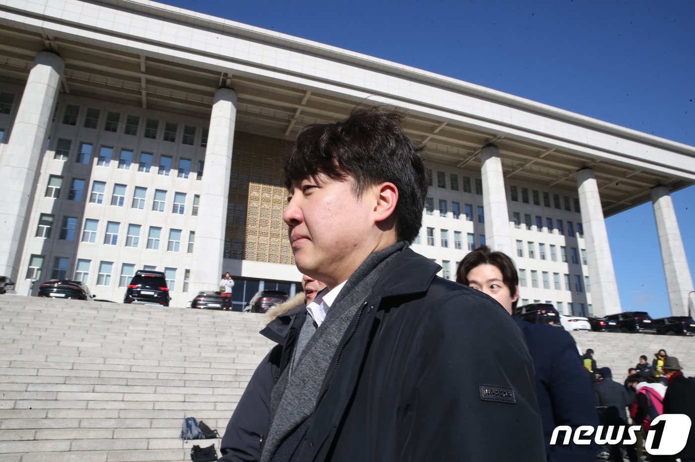 본문 이미지 - 이준석 전 국민의힘 대표가 30일 오전 서울 여의도 국회 본관 앞에서 열린 해병대 채상병 특검법 연내 처리 촉구 기자회견을 마치고 나서고 있다. 2023.11.30/뉴스1 ⓒ News1 임세영 기자
