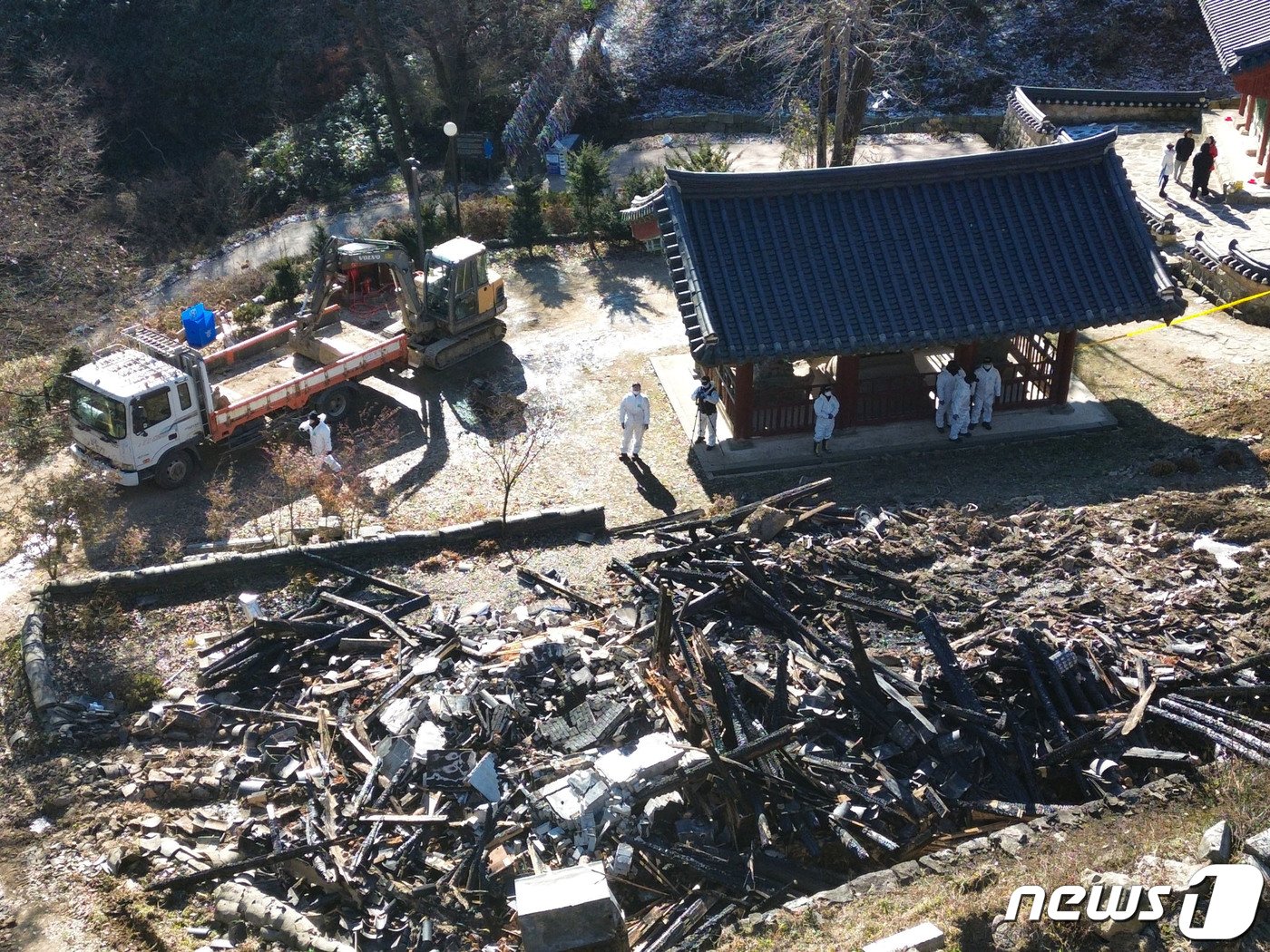 본문 이미지 - 30일 오전 경기 안성시 죽산면 칠장사 요사채 화재현장에서 경찰 및 소방 관계자들이 합동감식을 진행하고 있다. (공동취재) 2023.11.30/뉴스1 ⓒ News1 김영운 기자