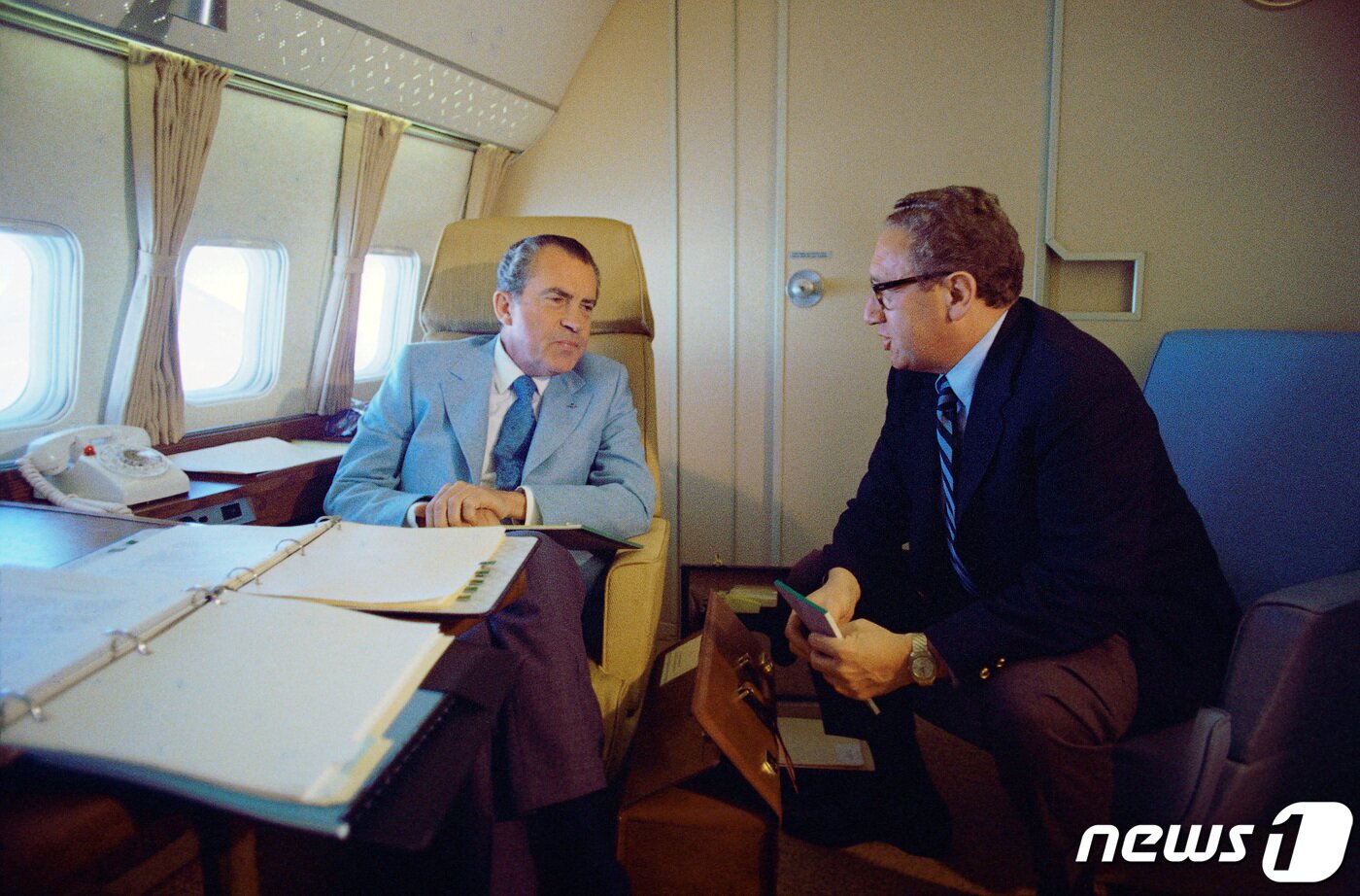 본문 이미지 - 1972년 2월20일 리처드 닉슨 미국 전 대통령과 헨리 키신저 당시 미국 국가안보보좌관이 중국으로 가는 에어포스원 안에서 이야기를 나누고 있다. ⓒ 로이터=뉴스1 ⓒ News1 정지윤 기자