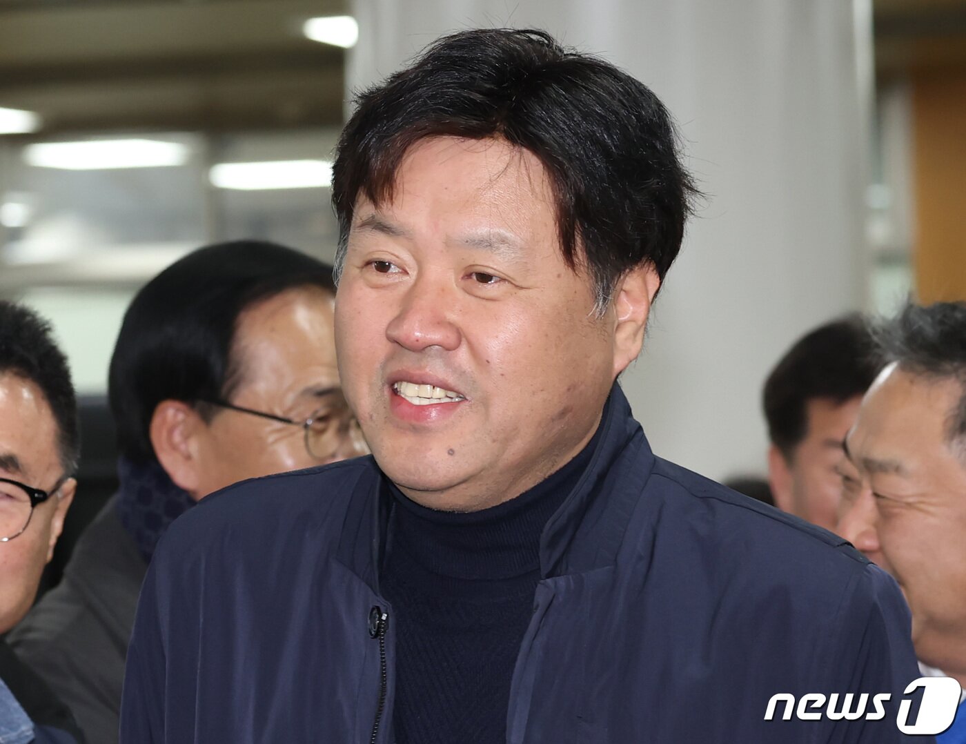 본문 이미지 - 대장동 민간업자들에게 10억원이 넘는 불법 정치자금과 뇌물을 받은 혐의로 기소된 김용 전 민주연구원 부원장이 30일 오후 서울 서초구 서울중앙지방법원에서 열린 정치자금법 위반·특정범죄 가중처벌법상 뇌물 혐의 사건 1심 선고 공판에 출석하고 있다. 2023.11.30/뉴스1 ⓒ News1 김민지 기자