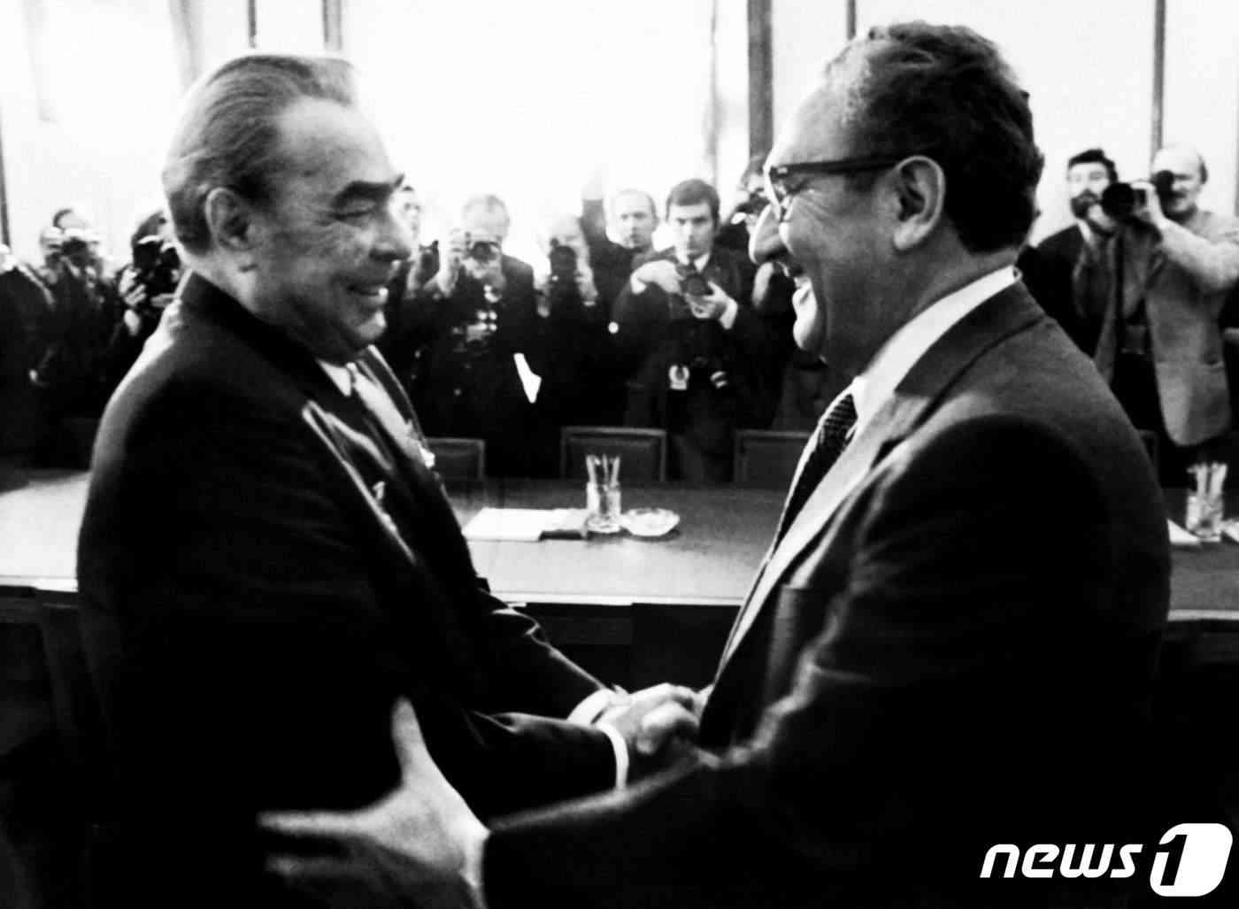 1974년 3월25일 러시아 모스크바에서 레오니트 브레즈네프 전 소련 공산당 서기장과 헨리 키신저 미국 전 국무장관이 만나 인사를 나누고 있다. © AFP=뉴스1 © News1 정지윤 기자